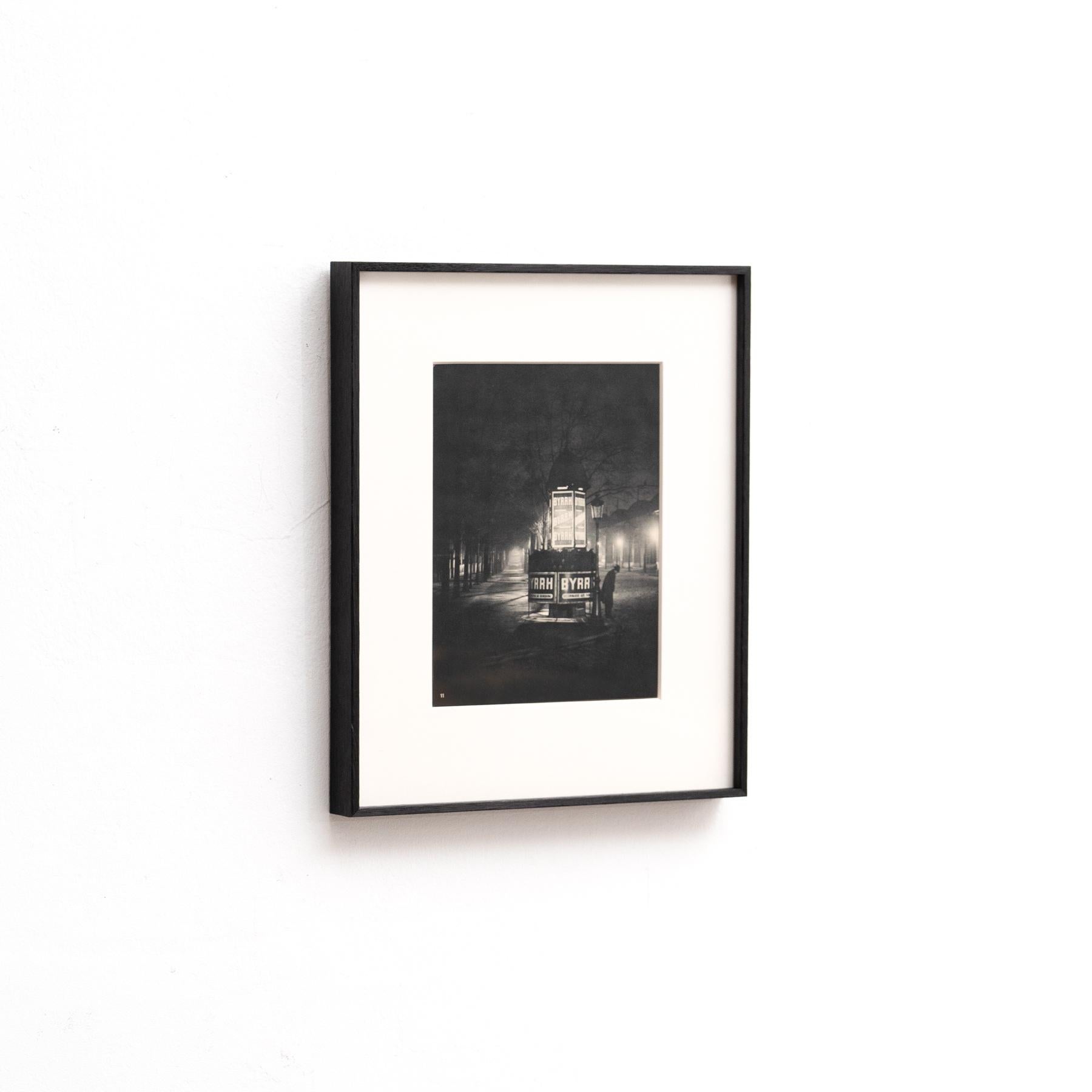 Paris de Nuit: Seltene gerahmte Heliogravur von Brassai, 1933 (Moderne der Mitte des Jahrhunderts) im Angebot