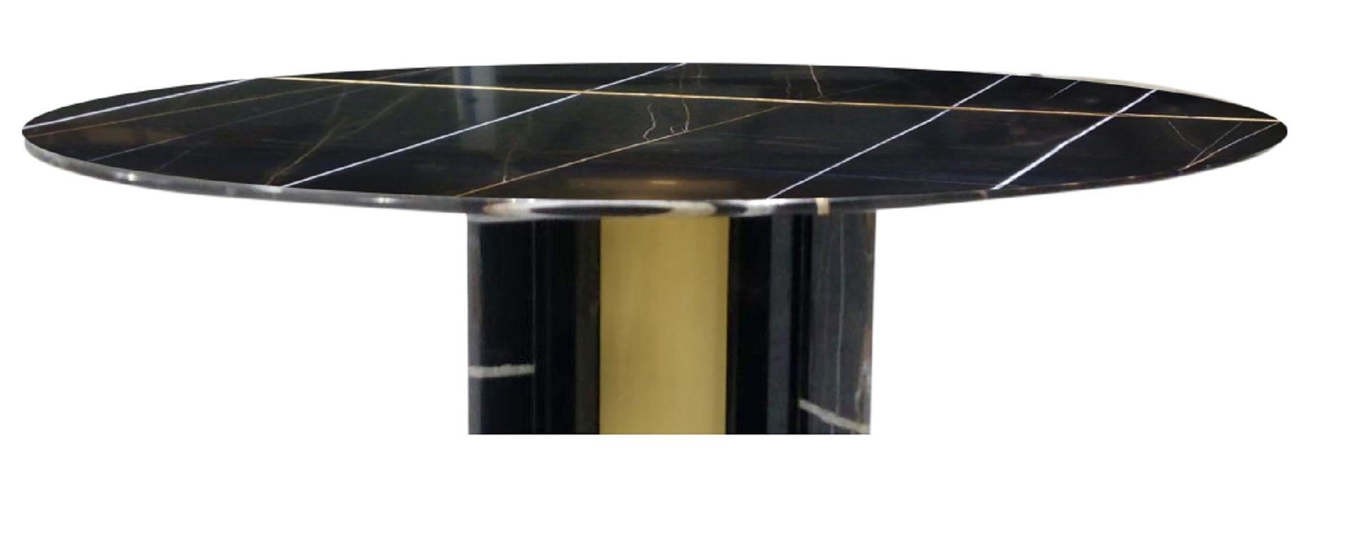 Uno splendido piano rotondo in marmo Sahara Noir poggia su una base a tre punte in ottone lucido, creando un tavolo da pranzo semplice ma deciso ed elegante. Paris aggiungerà un elegante punto focale a qualsiasi zona pranzo.

Top: marmo Sahara noir