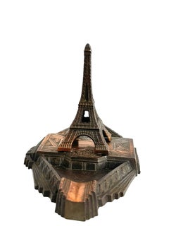 Paris France Eiffel Tower Souvenir Building Architectural Model Ashtray, vintage