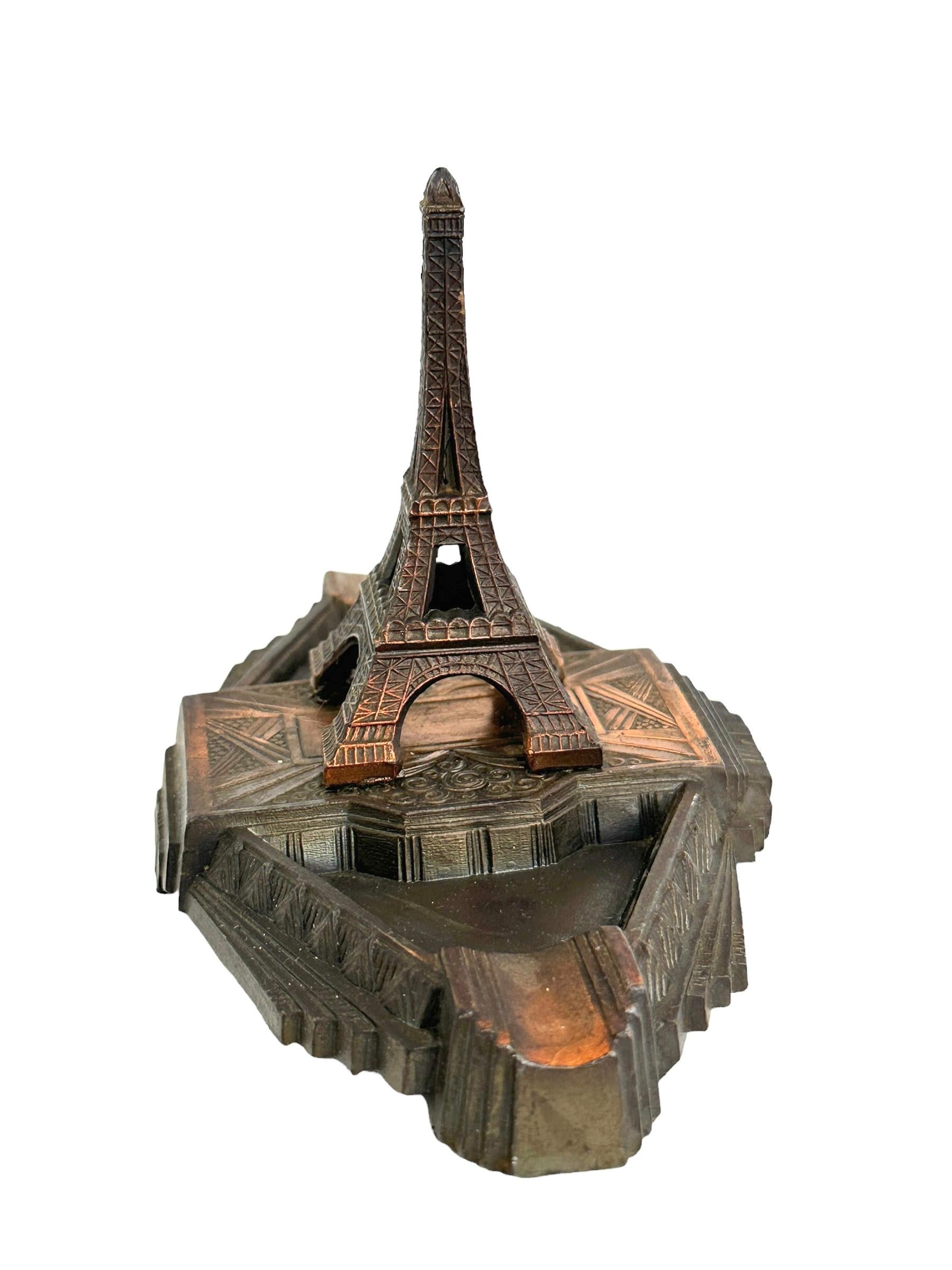 French Paris France Eiffel Tower Souvenir Building Architectural Model Ashtray, vintage For Sale