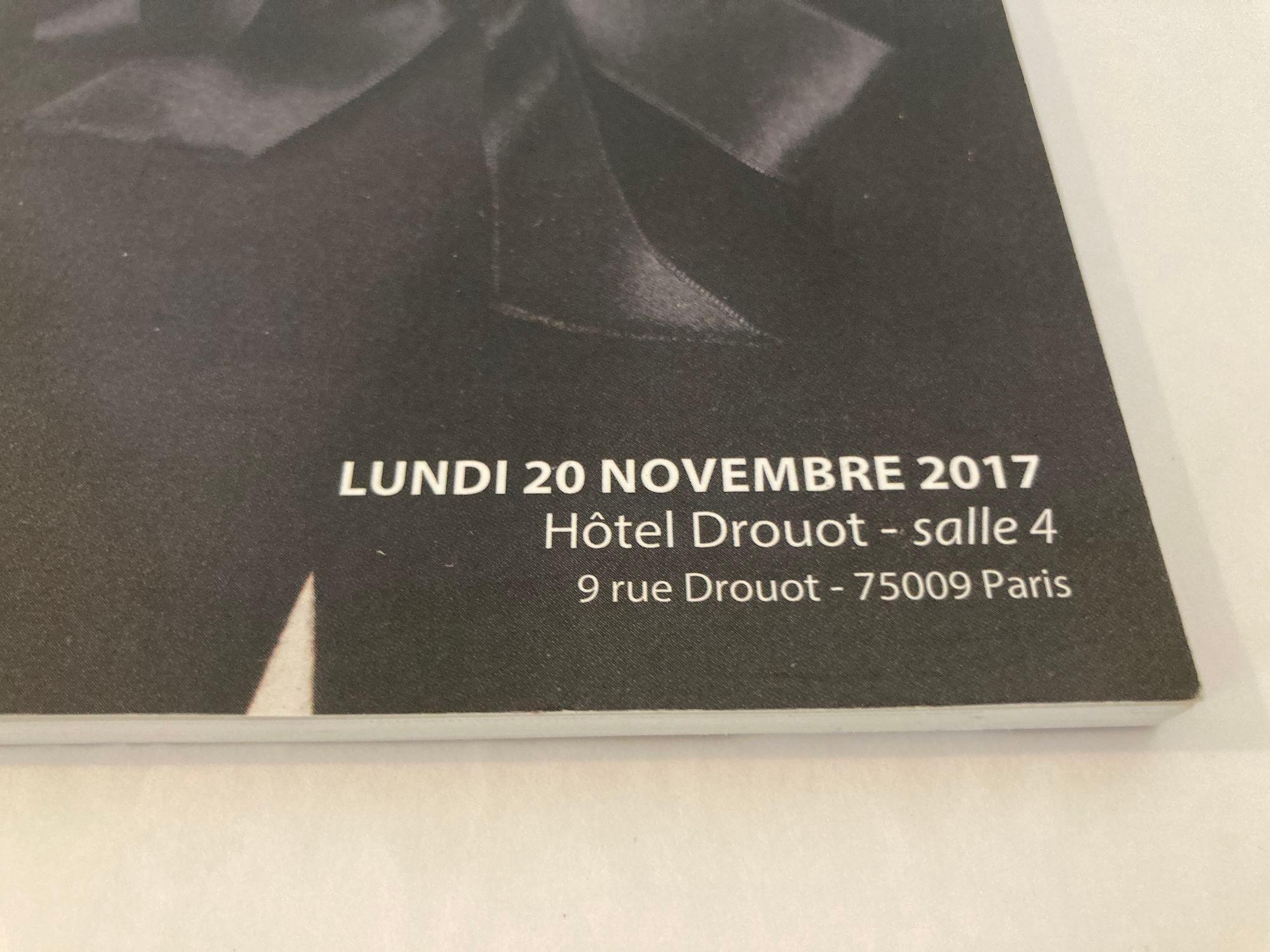 Postmoderne Catalogue des ventes aux enchères de la Haute Couture de Paris 2017 publié par Gros & Delettrez en vente