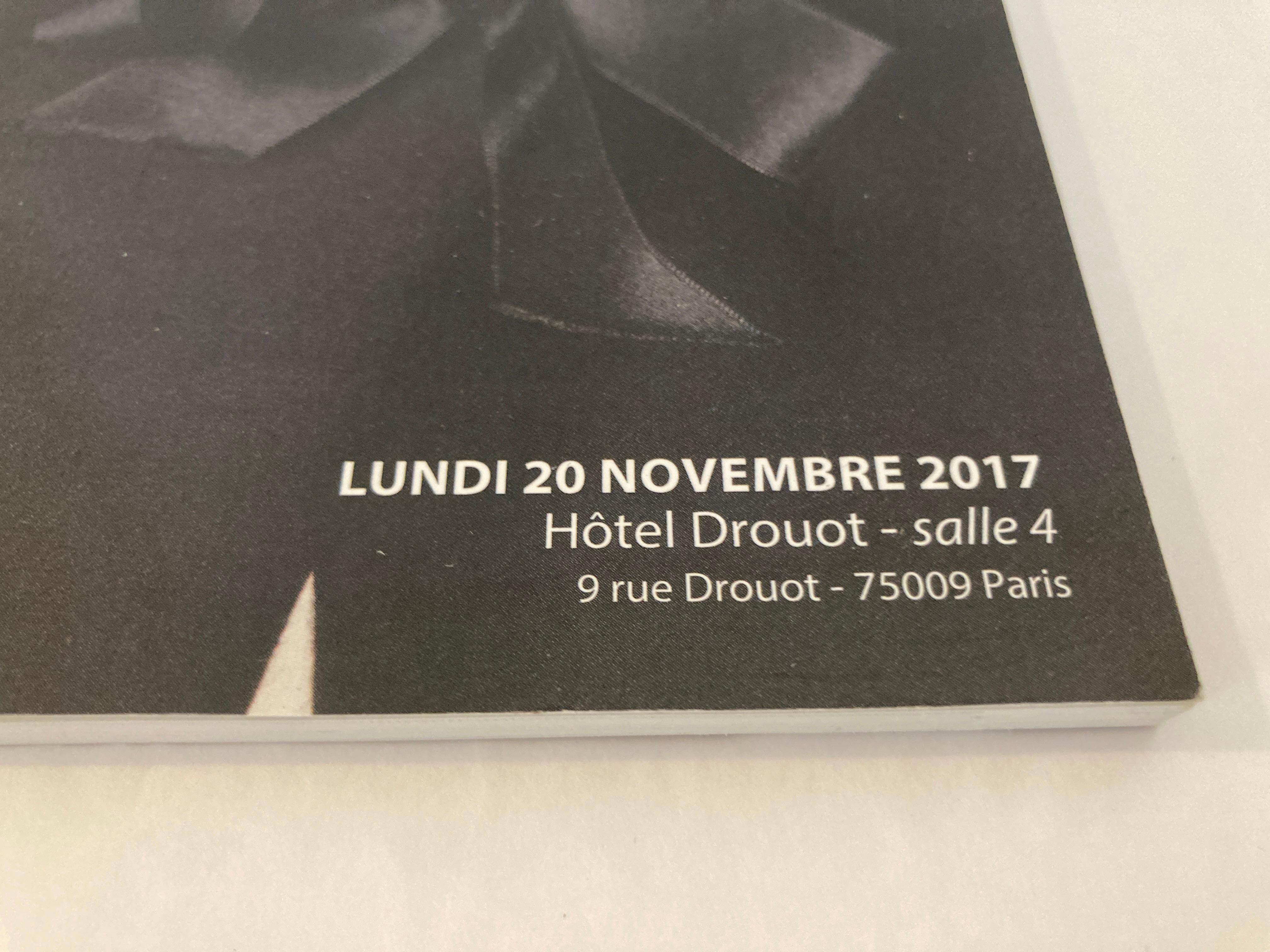 Pariser Haute Couture-Auktionskatalog 2017, herausgegeben von Gros & Delettrez (Grau) im Angebot