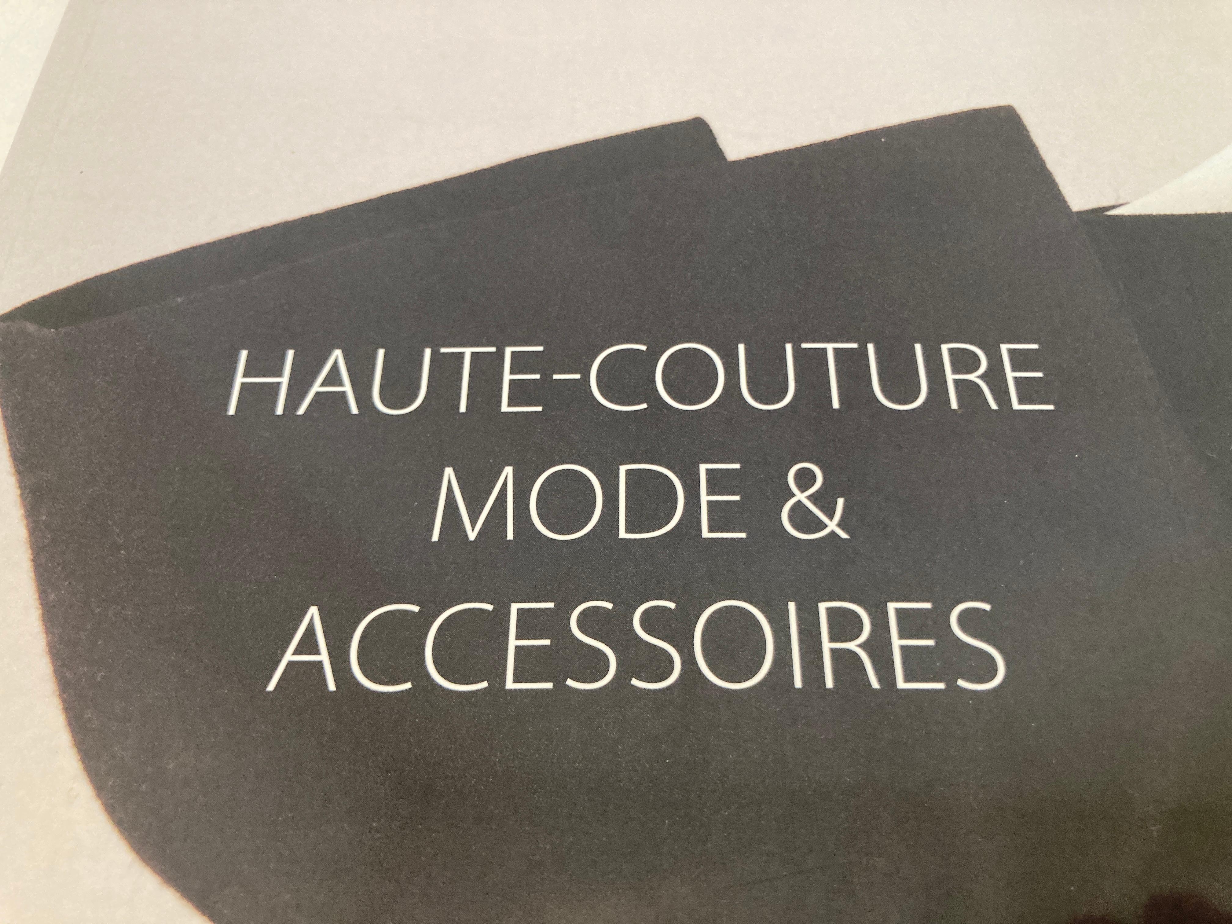 Pariser Haute Couture-Auktionskatalog 2017, herausgegeben von Gros & Delettrez im Zustand „Gut“ im Angebot in North Hollywood, CA