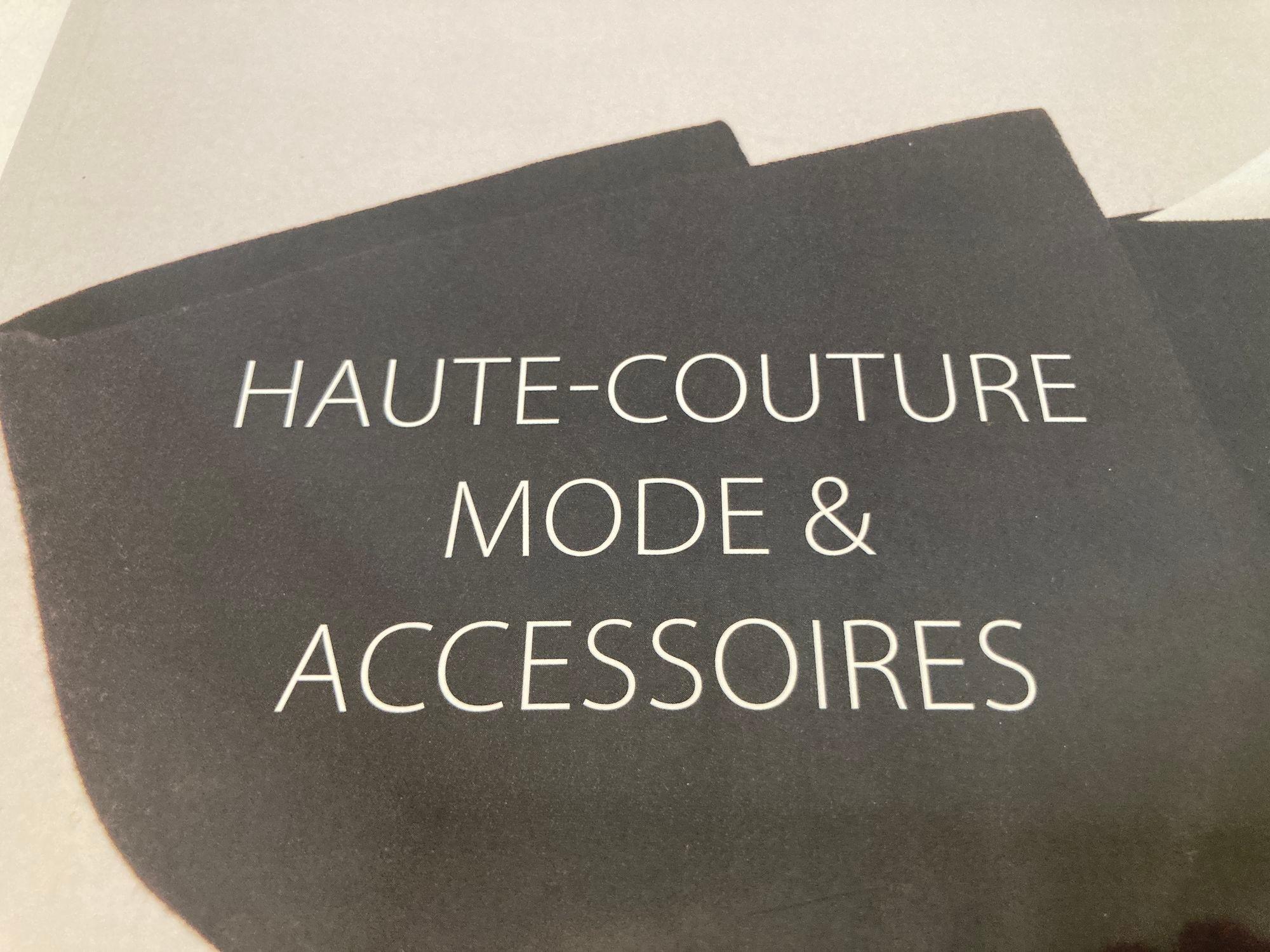 French Paris Haute Couture Auction Catalog 2017 Published by Gros & Delettrez For Sale