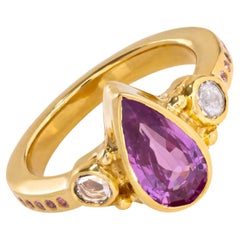 Paris & Lilly Ring aus 22 Karat Gold, birnenförmigem, rosa Saphir und Diamant