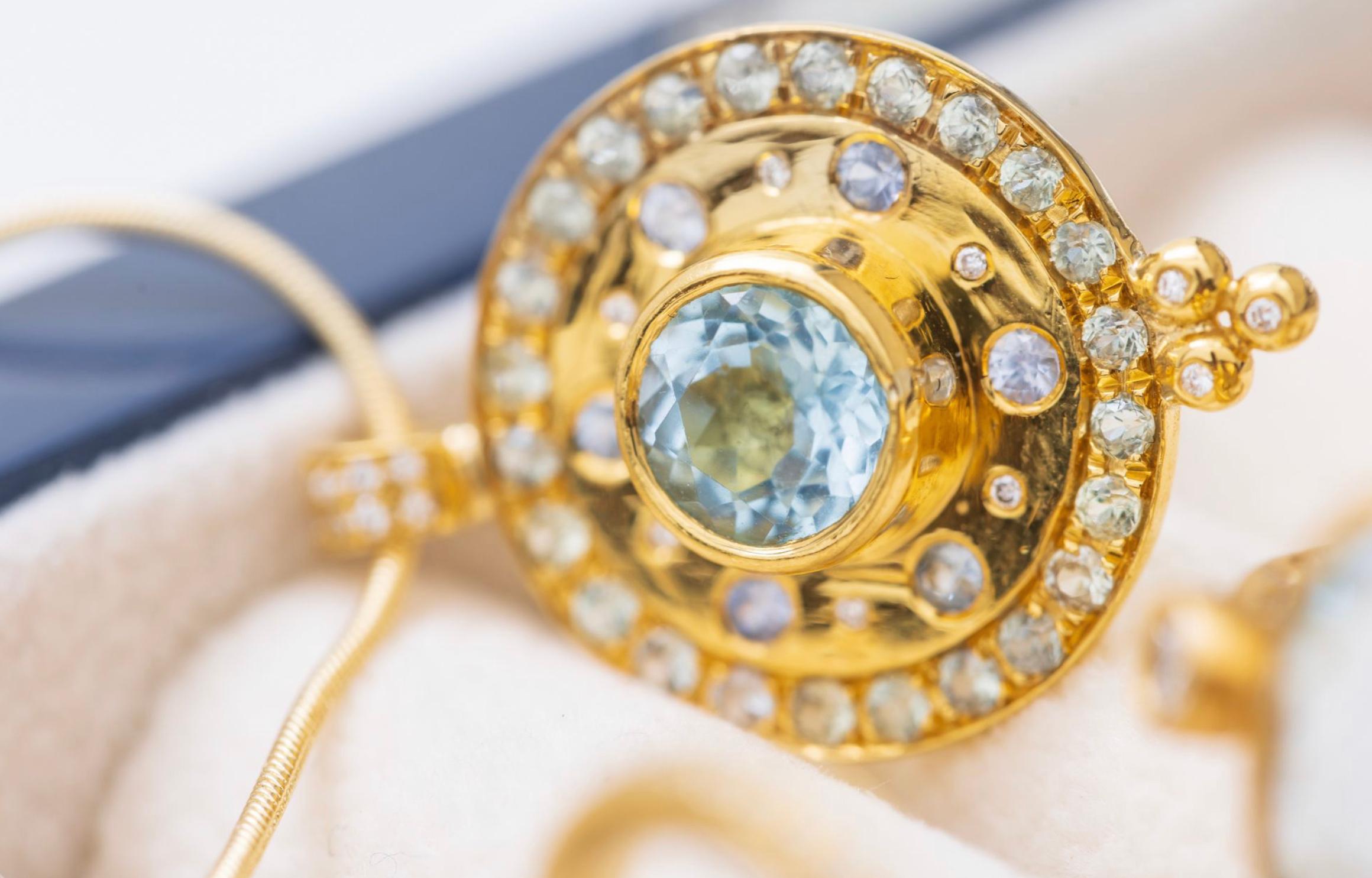 Taglio brillante Paris & Lily, Ciondolo fatto a mano in oro 22 carati, acquamarina, zaffiro blu e diamante in vendita