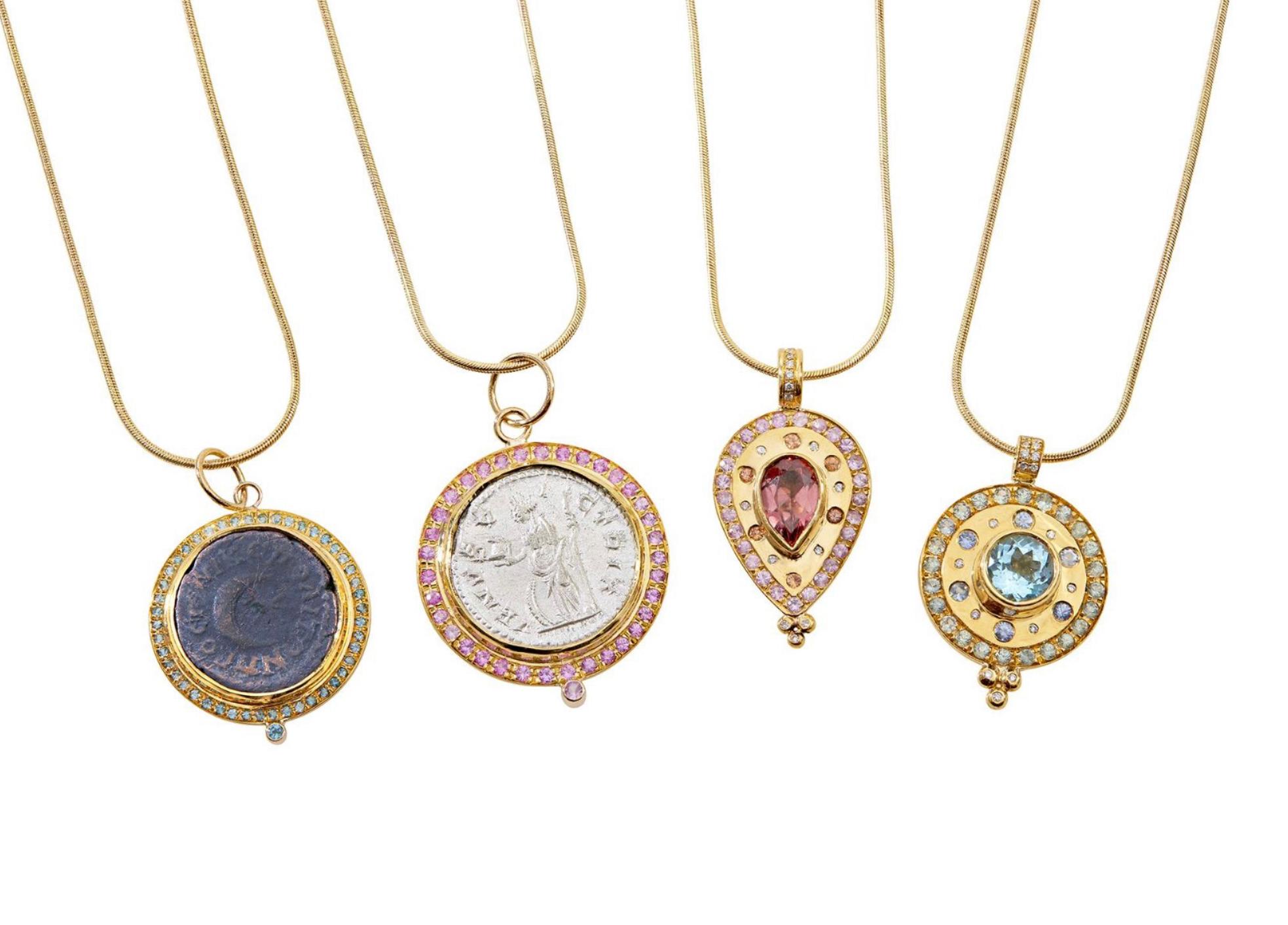 Paris & Lily, Ciondolo fatto a mano in oro 22 carati, acquamarina, zaffiro blu e diamante In condizioni Nuovo in vendita a Montclair, NJ