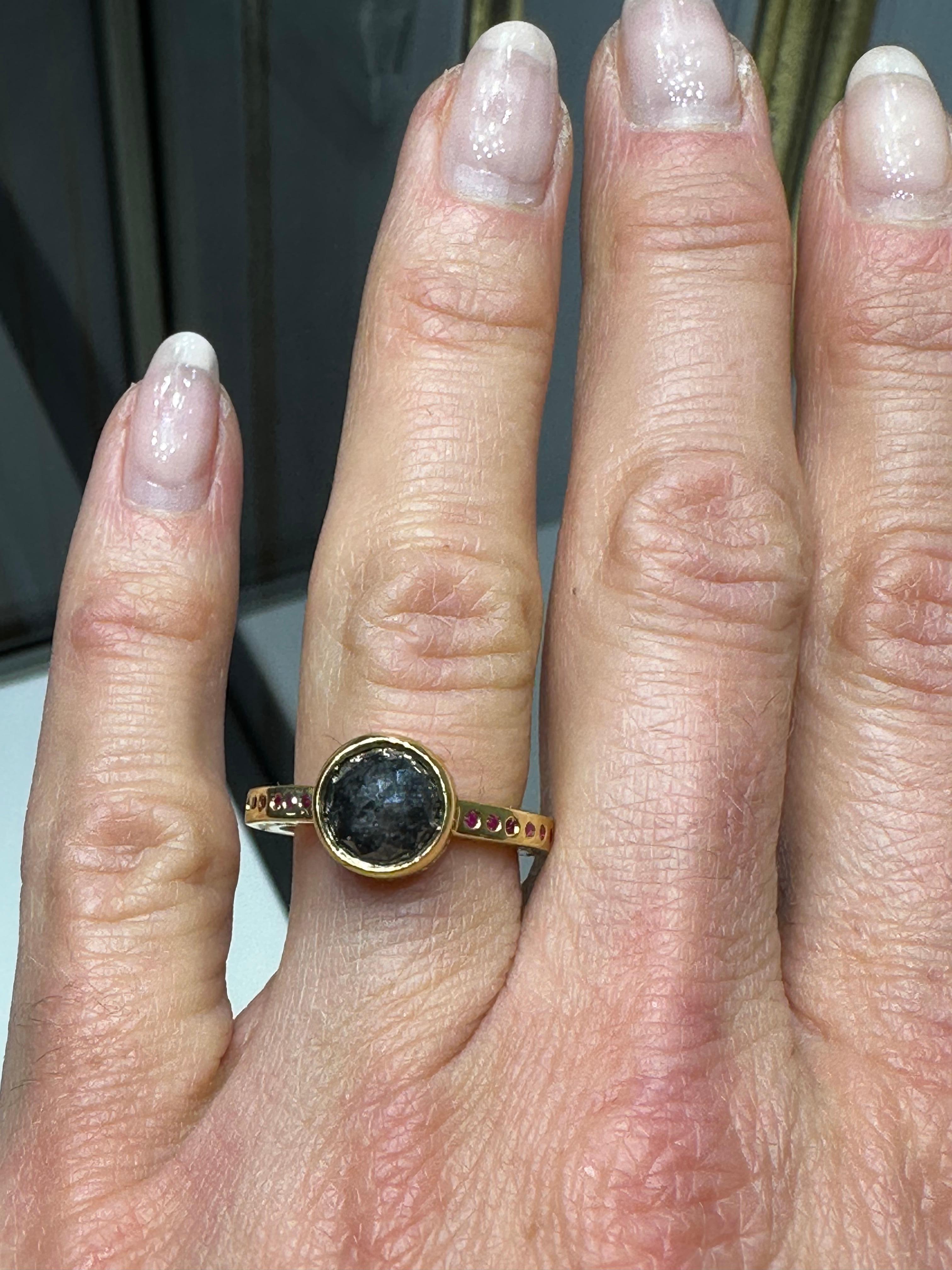 Paris & Lily, Ring aus 22 Karat Gold, schwarzem Diamant, Rubin und grauem Diamanten (Zeitgenössisch) im Angebot