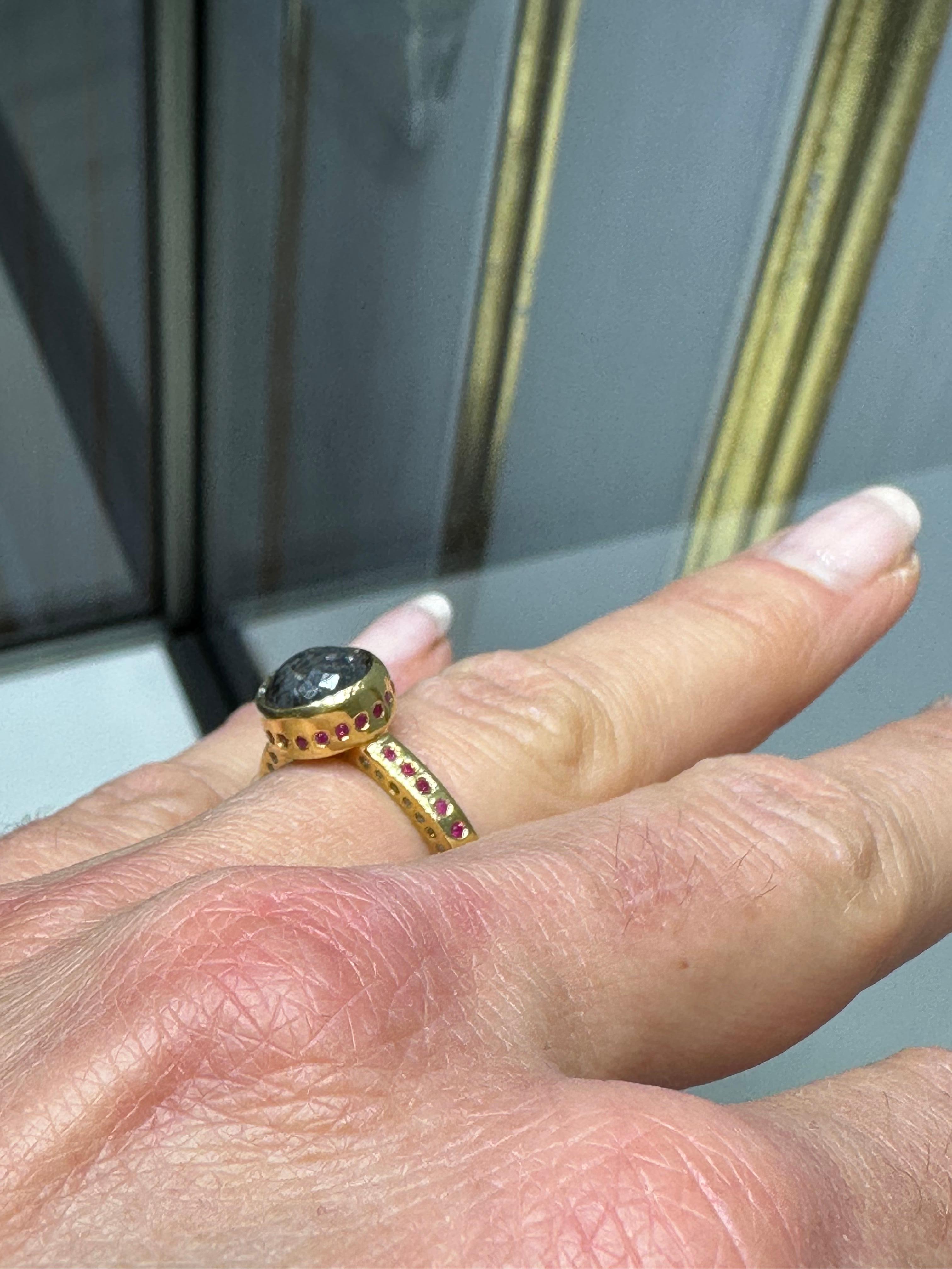 Paris & Lily, Ring aus 22 Karat Gold, schwarzem Diamant, Rubin und grauem Diamanten (Rosenschliff) im Angebot