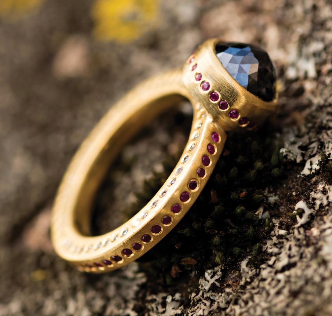 Paris & Lily, Ring aus 22 Karat Gold, schwarzem Diamant, Rubin und grauem Diamanten im Angebot 1