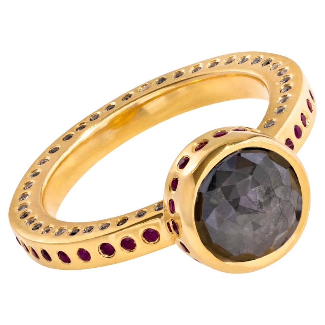 Paris & Lily, Ring aus 22 Karat Gold, schwarzem Diamant, Rubin und grauem Diamanten