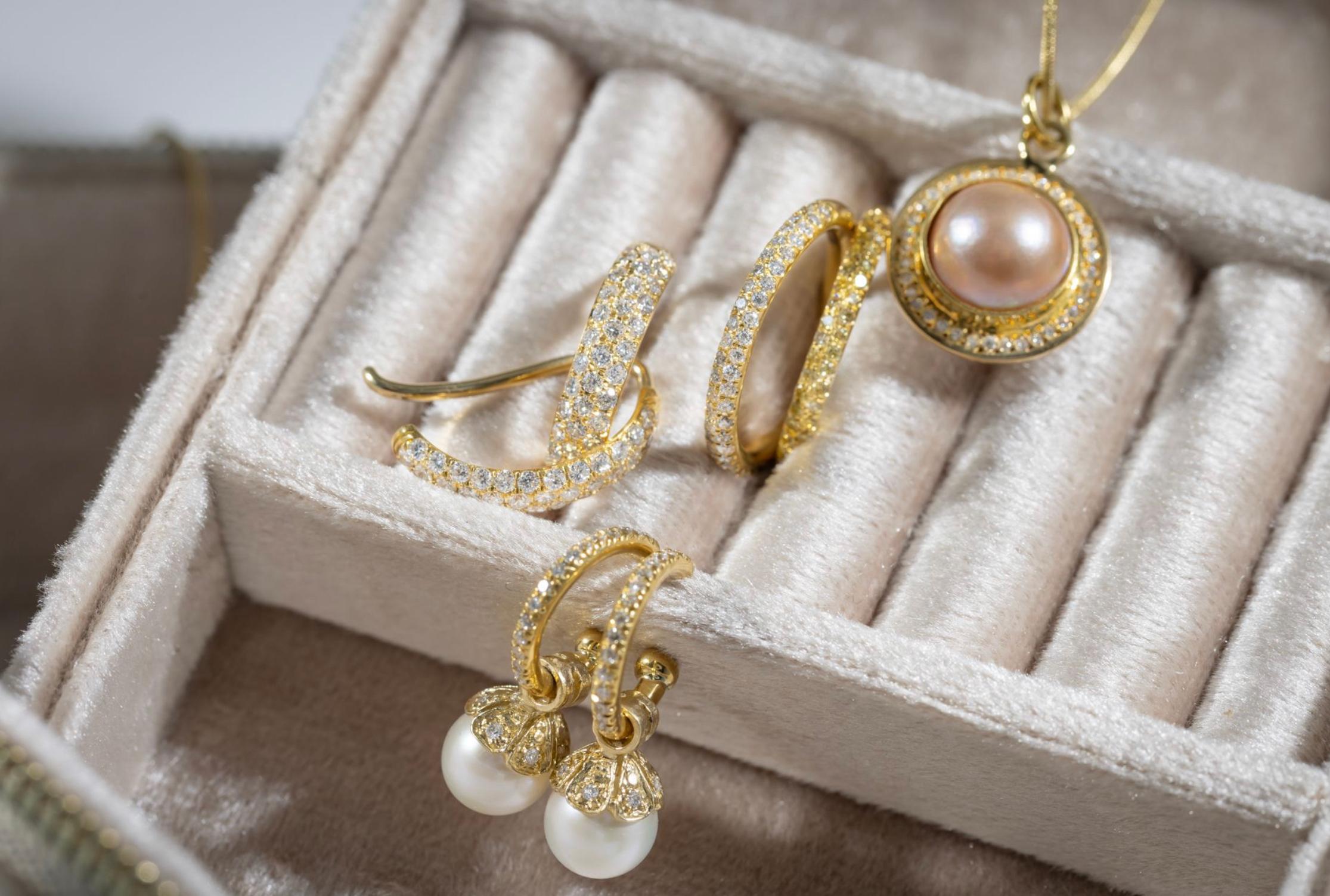 Paris & Lily, Orecchini a cerchio con diamanti in oro 22k e pendenti di perle rimovibili In condizioni Nuovo a Montclair, NJ