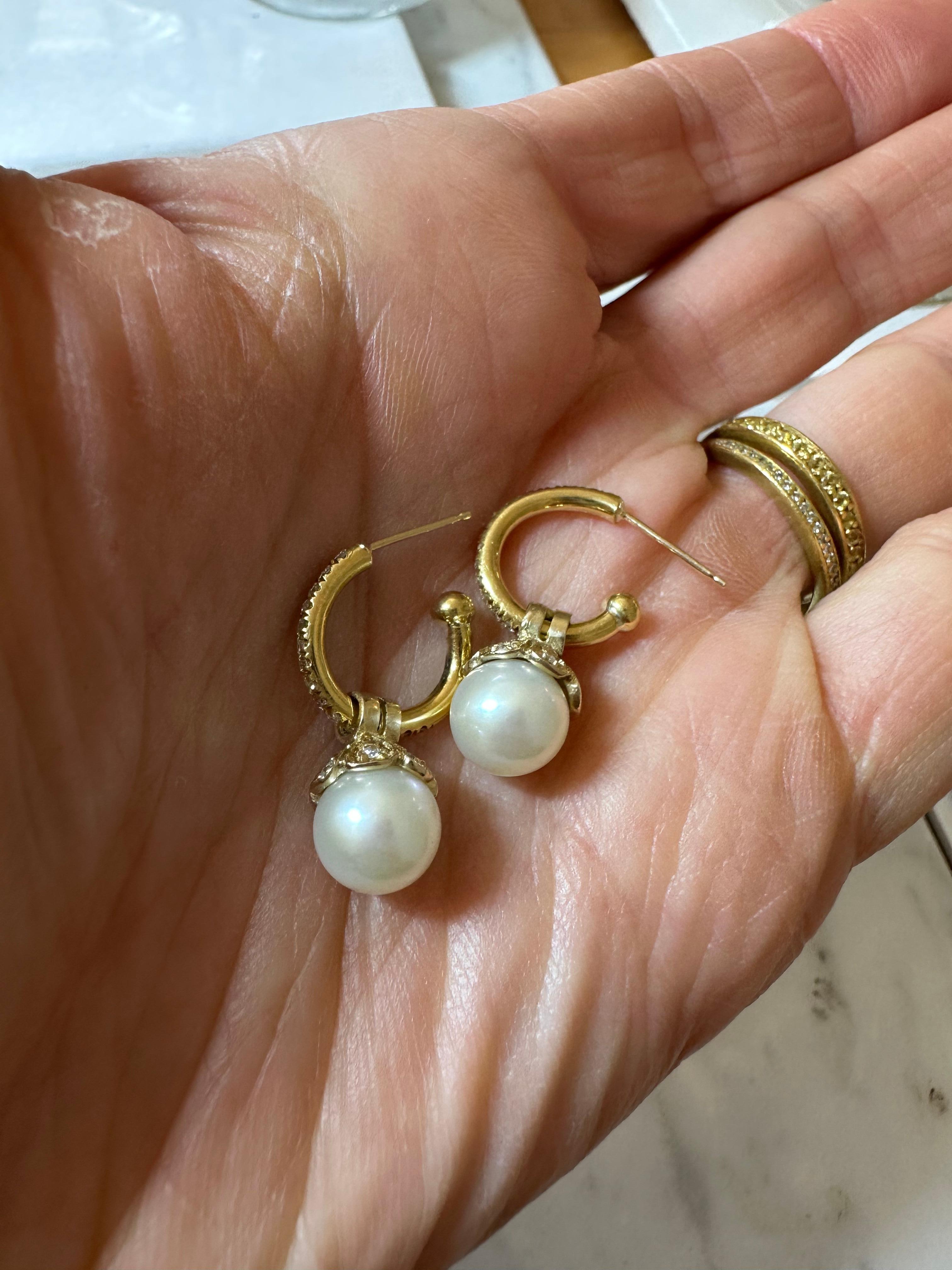 Paris & Lily, Orecchini a cerchio con diamanti in oro 22k e pendenti di perle rimovibili 1