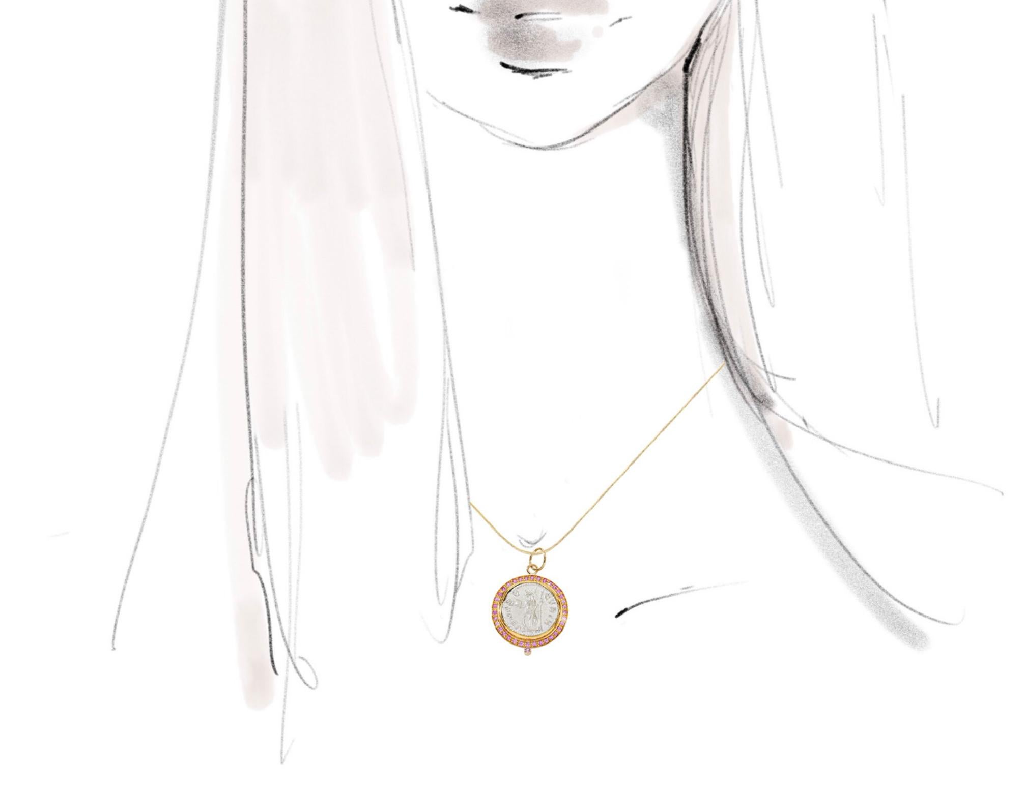 Paris & Lily, ciondolo in oro 22K fatto a mano, unico nel suo genere, con una moneta romana in argento antico raffigurante la dea Venere e ornata di zaffiri rosa. Mostrato su una catena da 14K, 16 pollici. Un pezzo unico da custodire come un moderno