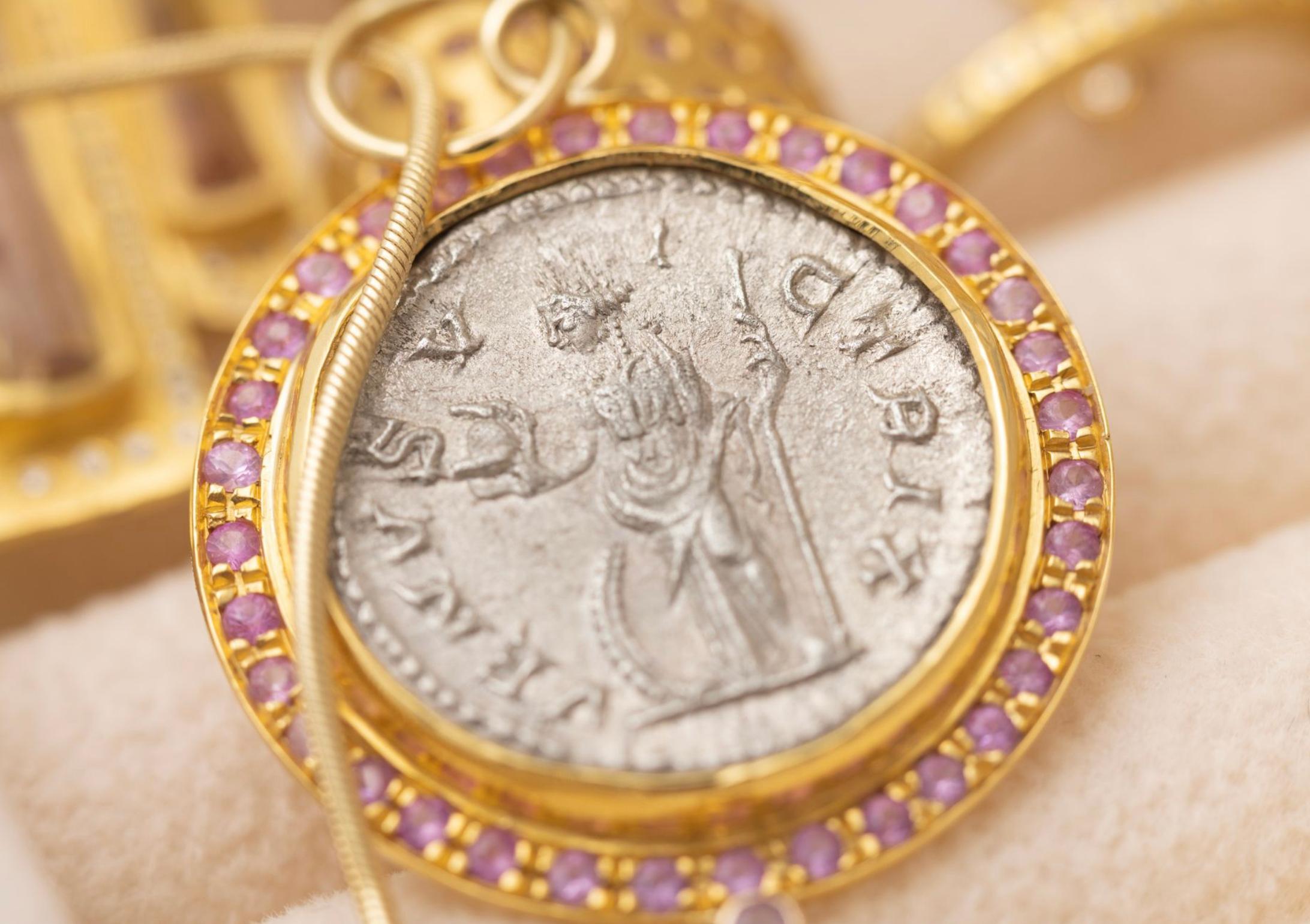 Taglio brillante Ciondolo in oro 22K Paris & Lily con zaffiri rosa e una moneta di Venere antica in vendita