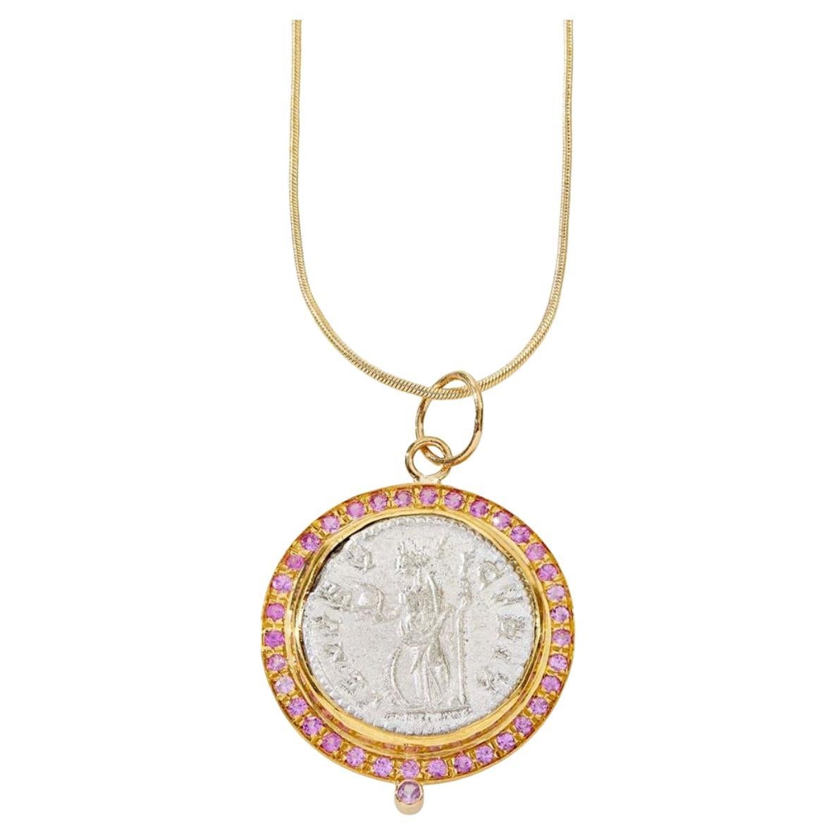 Ciondolo in oro 22K Paris & Lily con zaffiri rosa e una moneta di Venere antica in vendita