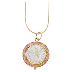 Ciondolo in oro 22K Paris & Lily con zaffiri rosa e una moneta di Venere antica
