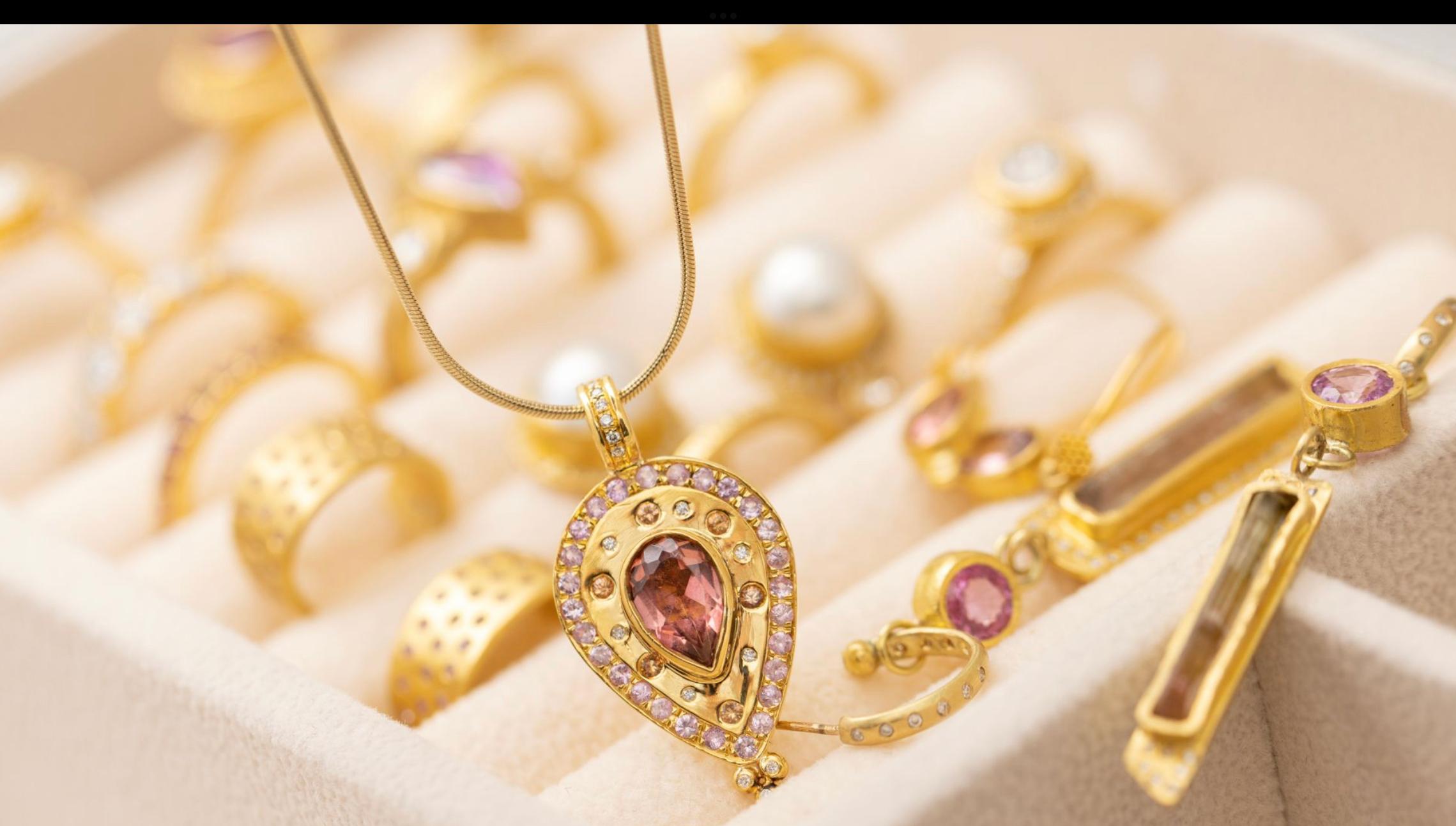 Ciondolo Paris & Lily in oro 22K, tormalina rosa, zaffiro rosa e arancione e diamante In condizioni Nuovo in vendita a Montclair, NJ
