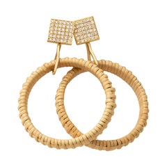Paris & Lily, Orecchini fatti a mano in oro 18 carati, pavé di diamanti e rattan naturale
