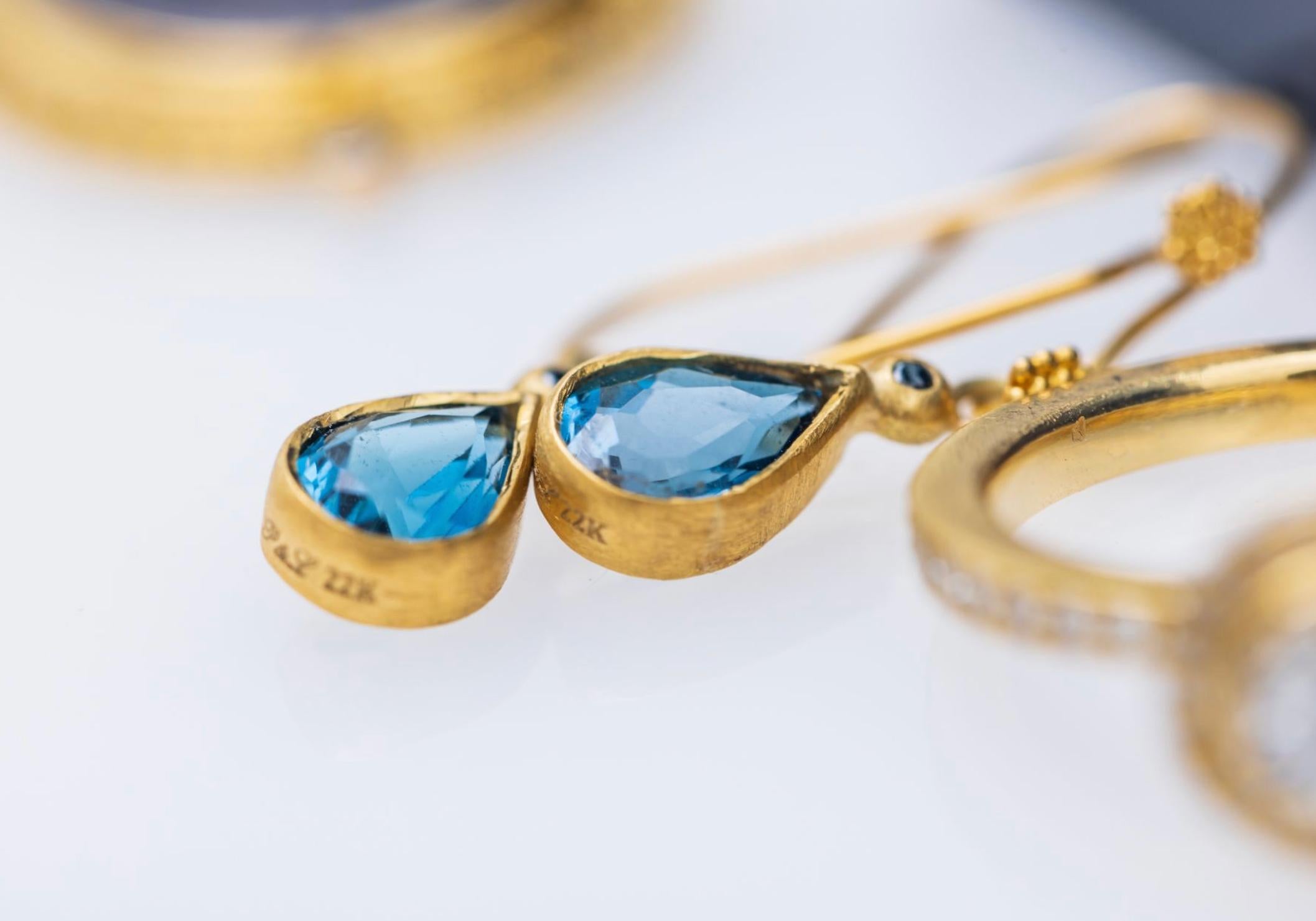 Contemporaneo Paris & Lily, Orecchini a goccia fatti a mano in oro 22 carati, tormalina blu e diamanti blu in vendita