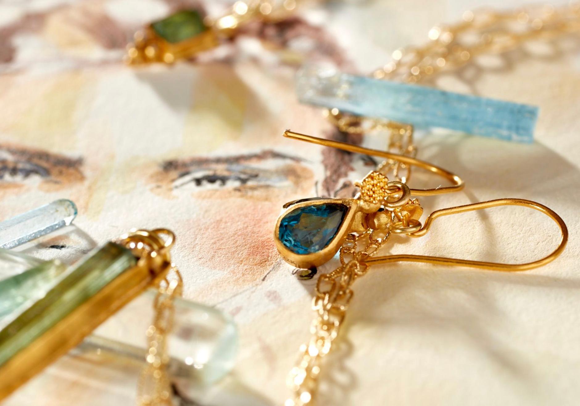 Donna Paris & Lily, Orecchini a goccia fatti a mano in oro 22 carati, tormalina blu e diamanti blu in vendita
