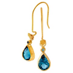 Paris & Lily, Orecchini a goccia fatti a mano in oro 22 carati, tormalina blu e diamanti blu