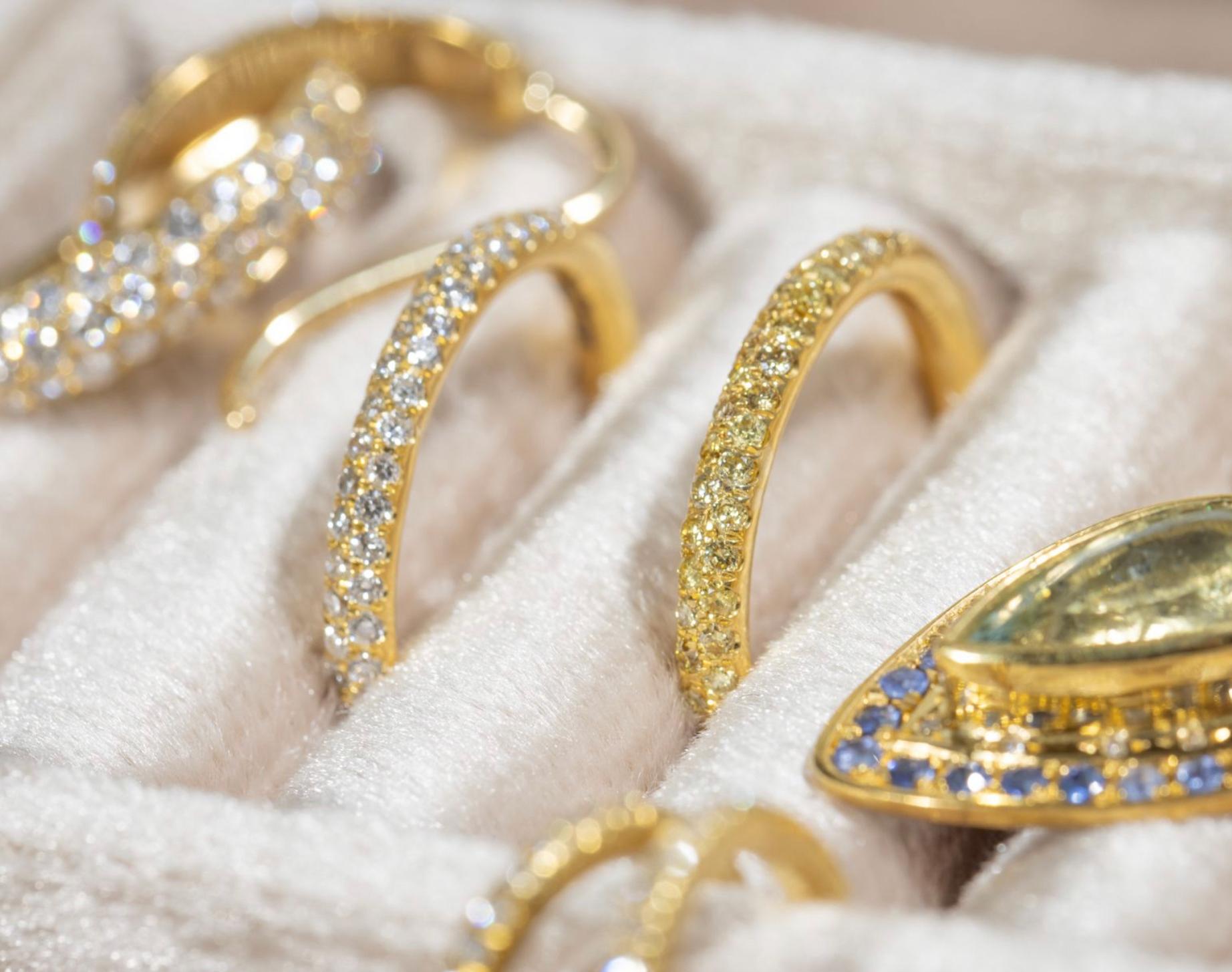 Paris & Lily, bague unique en son genre, faite à la main, en or 22K, pavée de diamants jaunes.  Les diamants pavés jaunes entourent un peu plus de la moitié de l'anneau en fil de fer rond.  Les diamants jaunes brillants totalisent 0,50 carats et