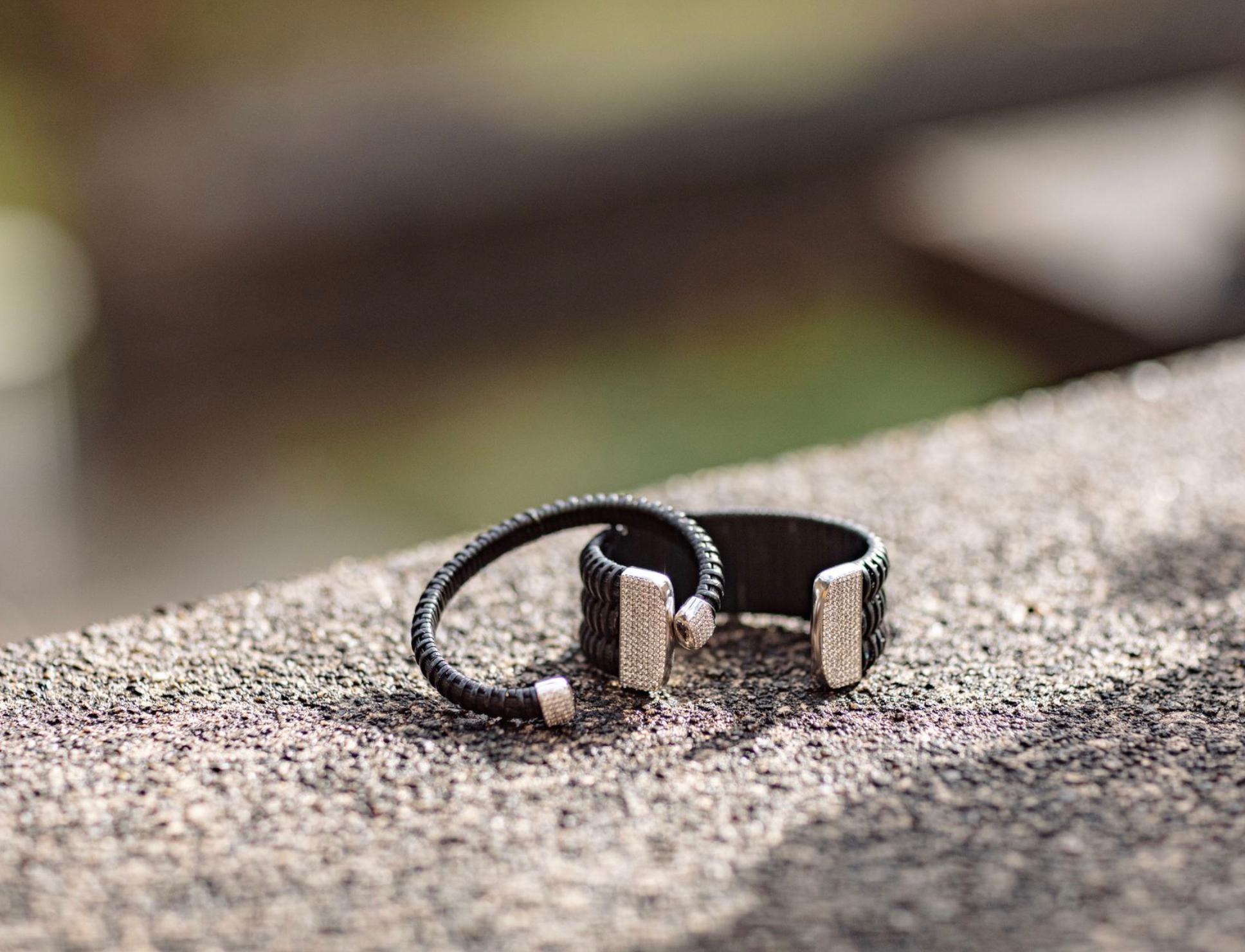 I gioielli Nantucket Basket Lightship sono una tradizione del New England. Questo bracciale fatto a mano celebra la tradizione con un'estetica moderna grazie all'aggiunta di oro e diamanti. Polsino sottile in caino e rattan nero con cappuccio in oro