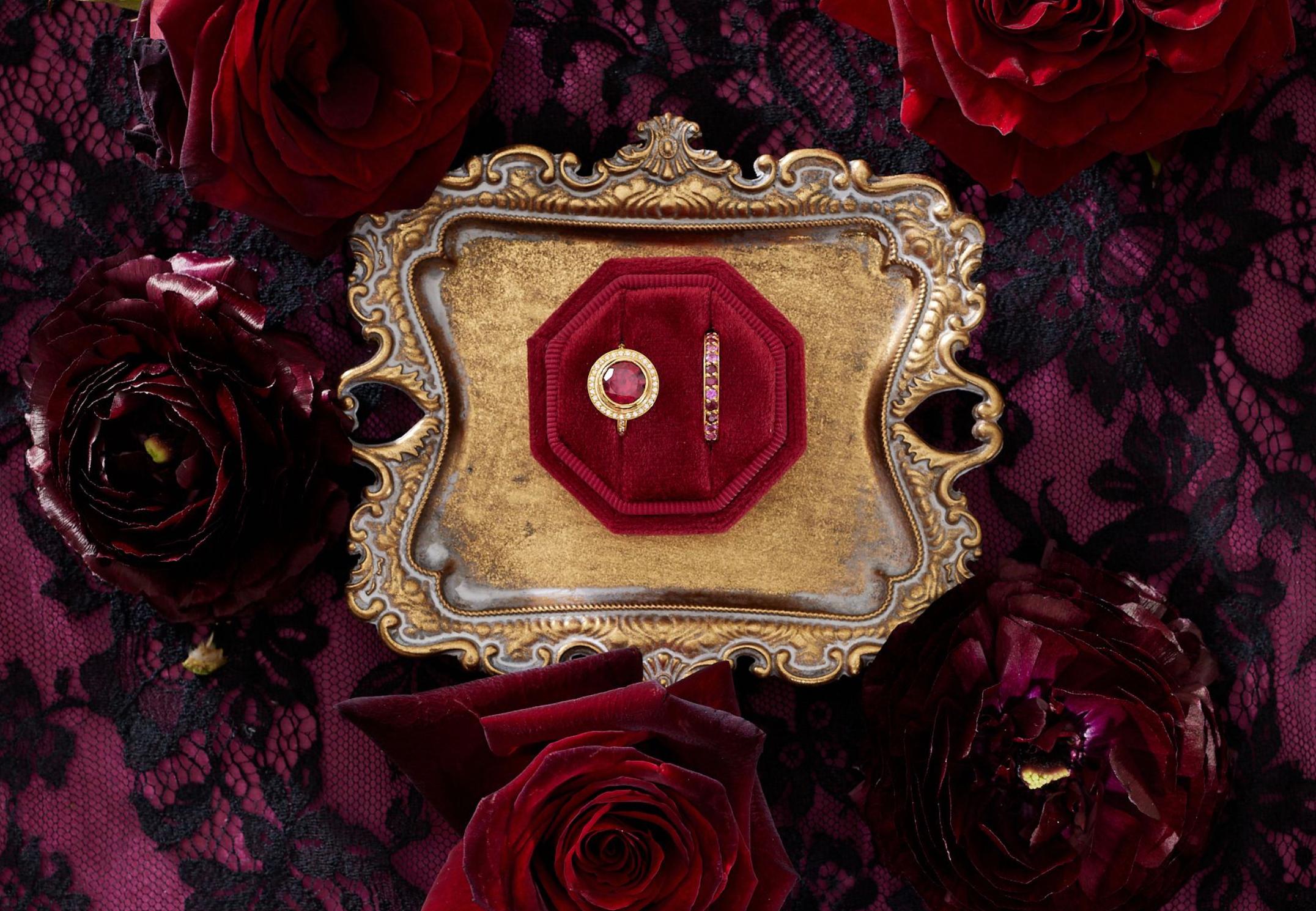 Paris & Lily, fascia in oro 22K, rubino e zaffiro rosa, realizzata a mano e unica nel suo genere. La fascia ha una larghezza di 3 mm e uno spessore di 2 mm.  La fascia è circondata da rubini e zaffiri taglio brillante da 1,5 mm, incastonati a caso.