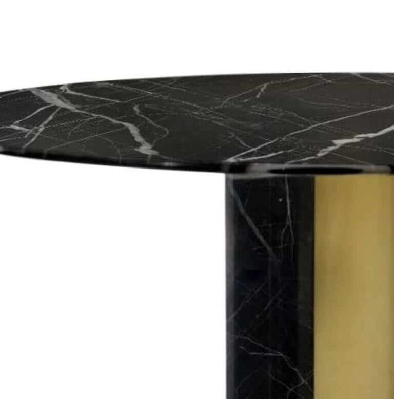 Uno splendido piano rotondo in marmo Nero Marquina poggia su una base a tre punte in ottone satinato, creando un tavolo da pranzo semplice ma deciso ed elegante. Paris aggiungerà un elegante punto focale a qualsiasi zona pranzo.

Materiali e