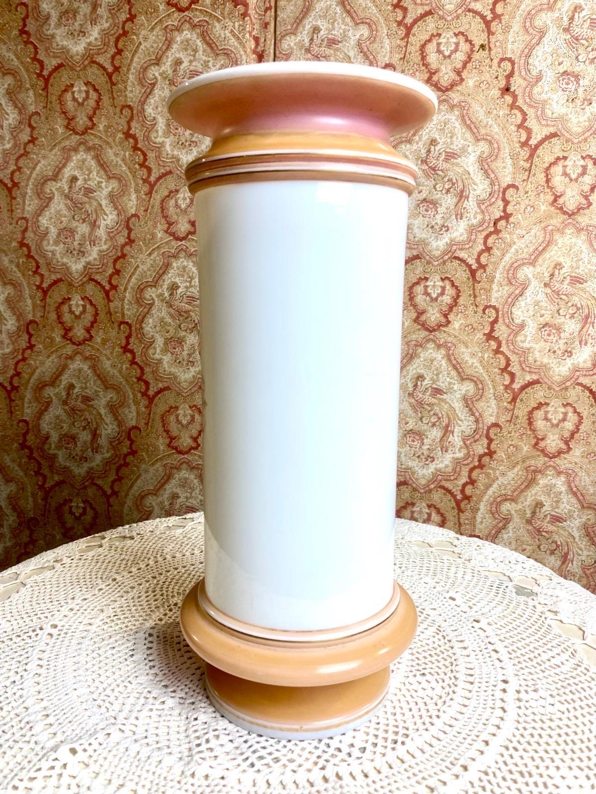 Elegante vaso da camino in opalina di Parigi, prodotto in Francia intorno al 1880-1890. Incantevole decorazione stampata a trasferimento, arricchita a mano con dettagli raffinati, che raffigura due bambini che raccolgono il grano in un paesaggio