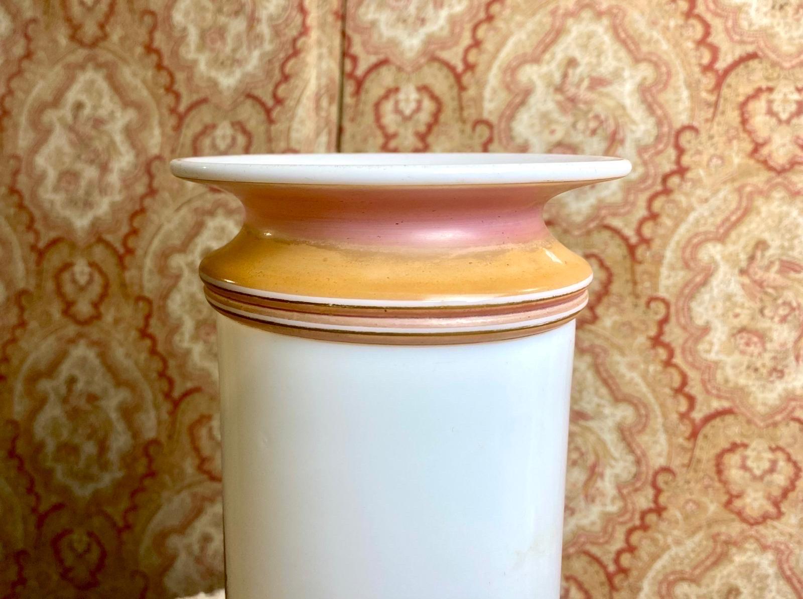 Paris Opaline Mantel Vase – France, Late 19th Century In condizioni buone in vendita a Beuzevillette, FR