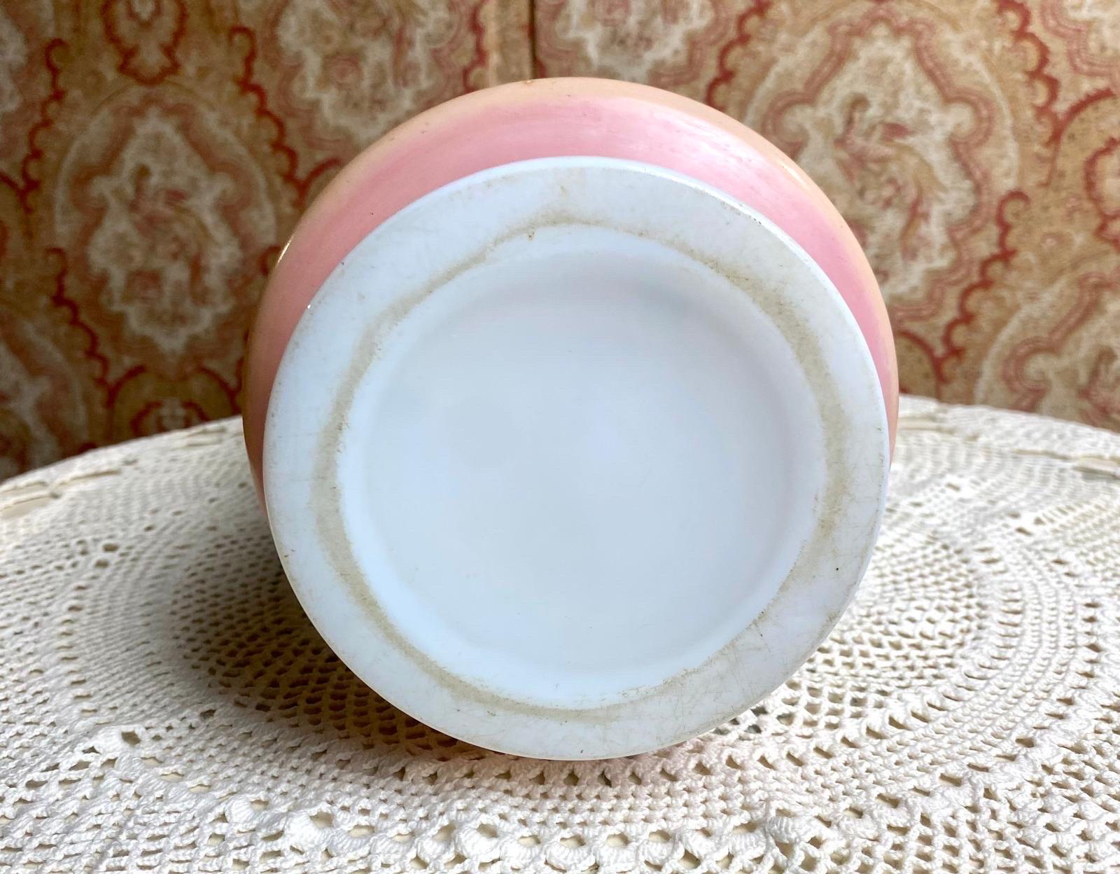 Paris Opaline Mantel Vase – France, Late 19th Century in vendita 3