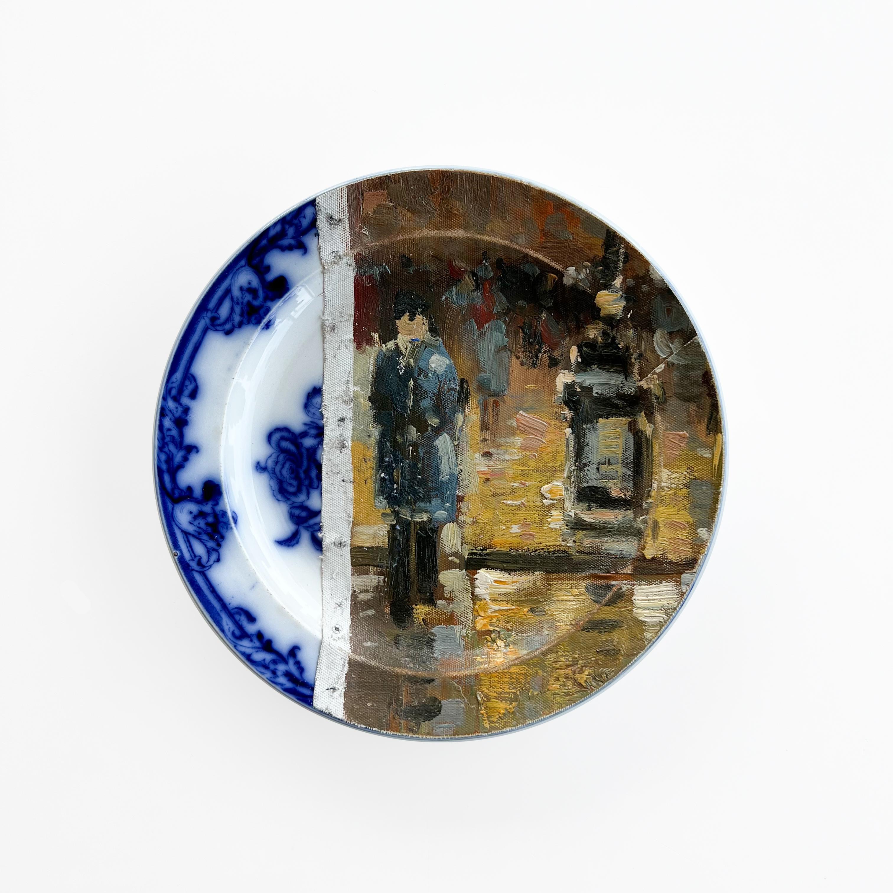 „Paris-Place Malraux“ – Wandkunstkomposition aus dekorativen Tellern und Gemälden im Angebot 7