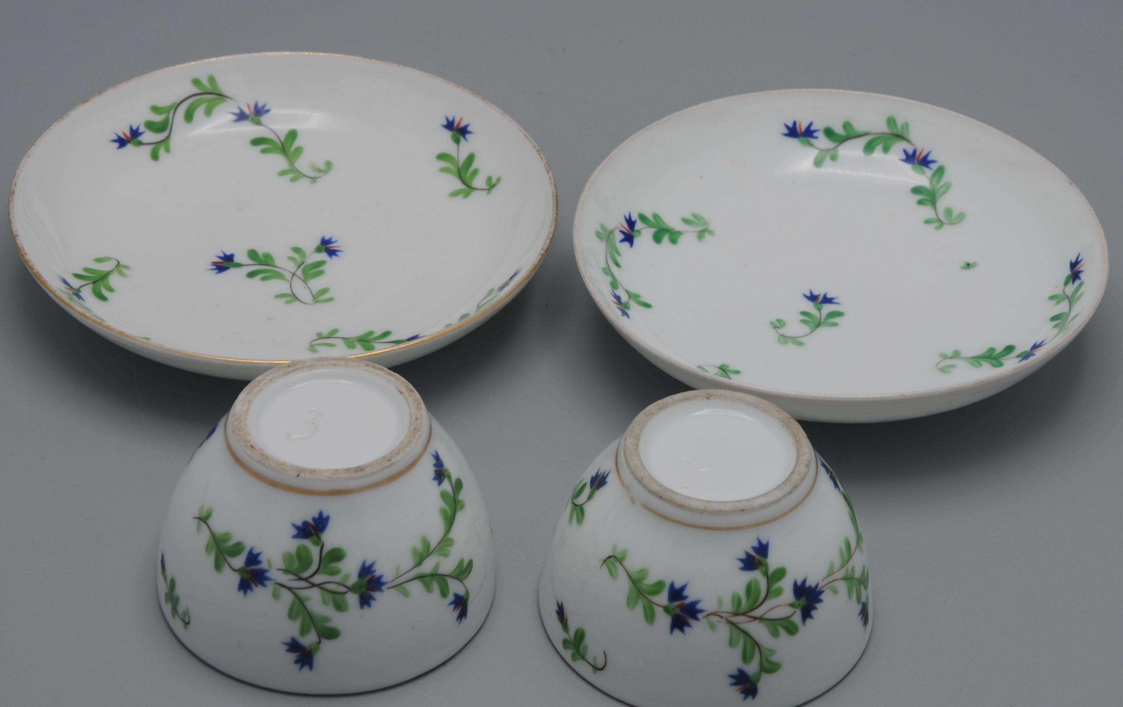 Paris porcelain - 2 cups and saucers, cornflowers decor 'Barbeaux', 18th century In Good Condition For Sale In DELFT, NL