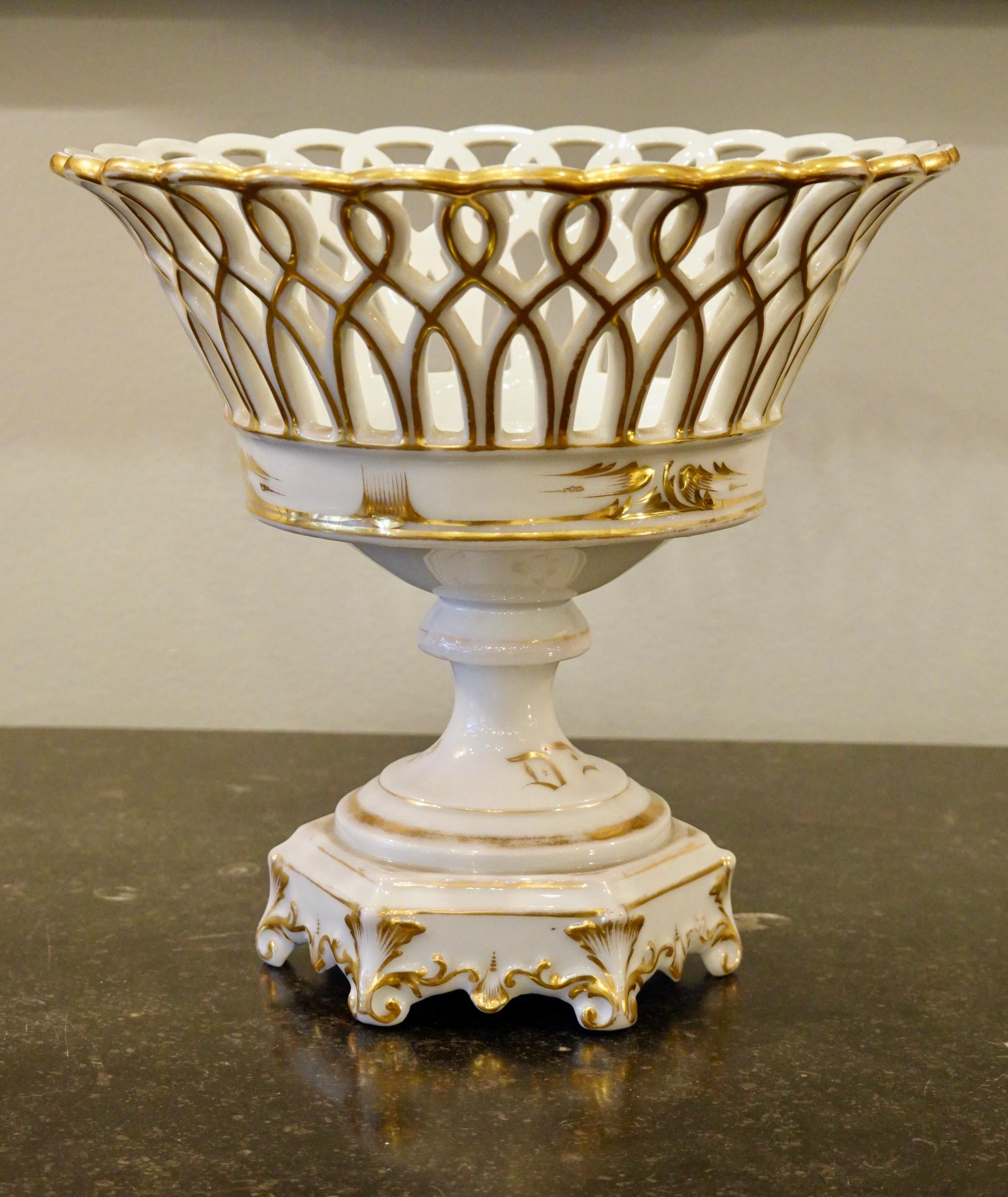 Nice quality Paris porcelain reticulated compote (corbeille, fruit basket) in tazza form with gilded decoration (late 19th century).