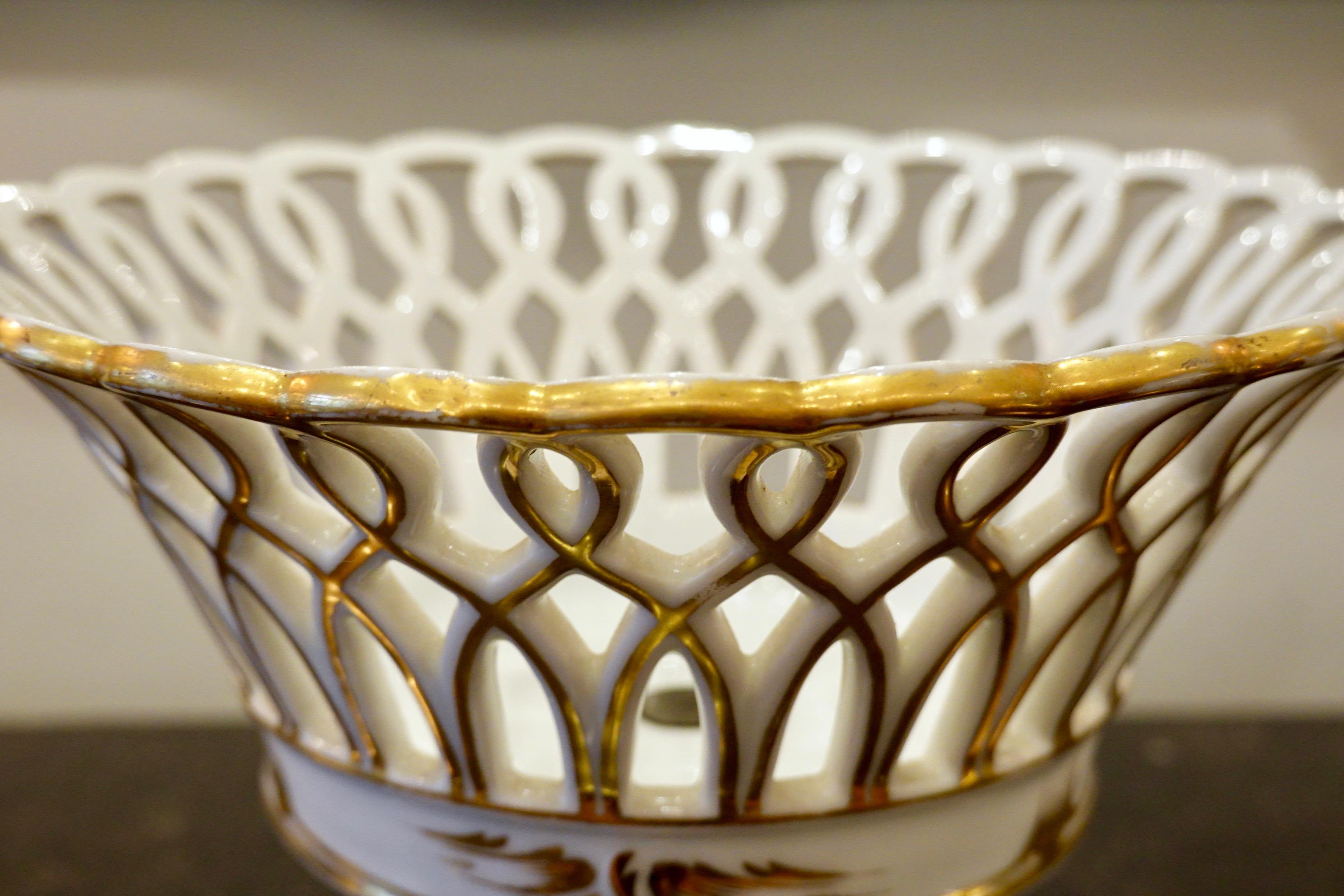Compota o Cesta de Frutas de Porcelana de París y Parcela Dorada Reticulada en venta 1