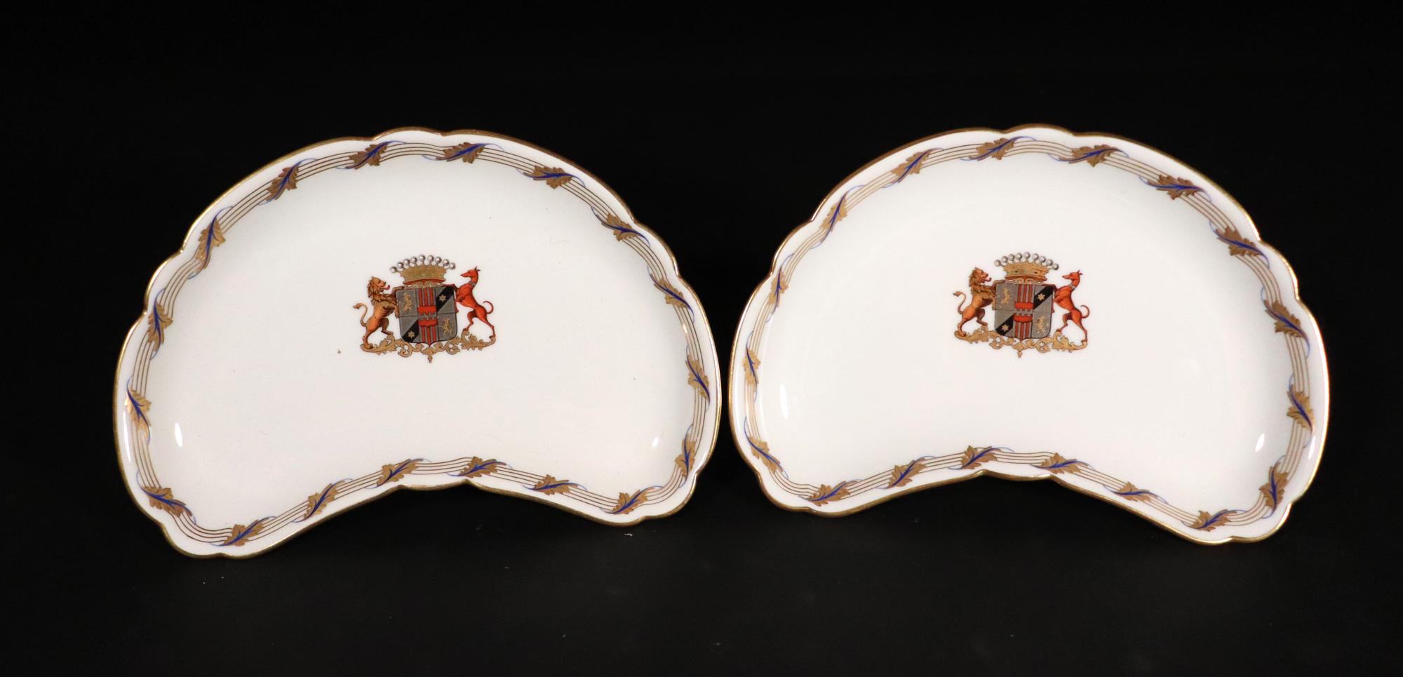 Platos de ensalada demi-lune de porcelana armorial de París-Set de seis Francés en venta