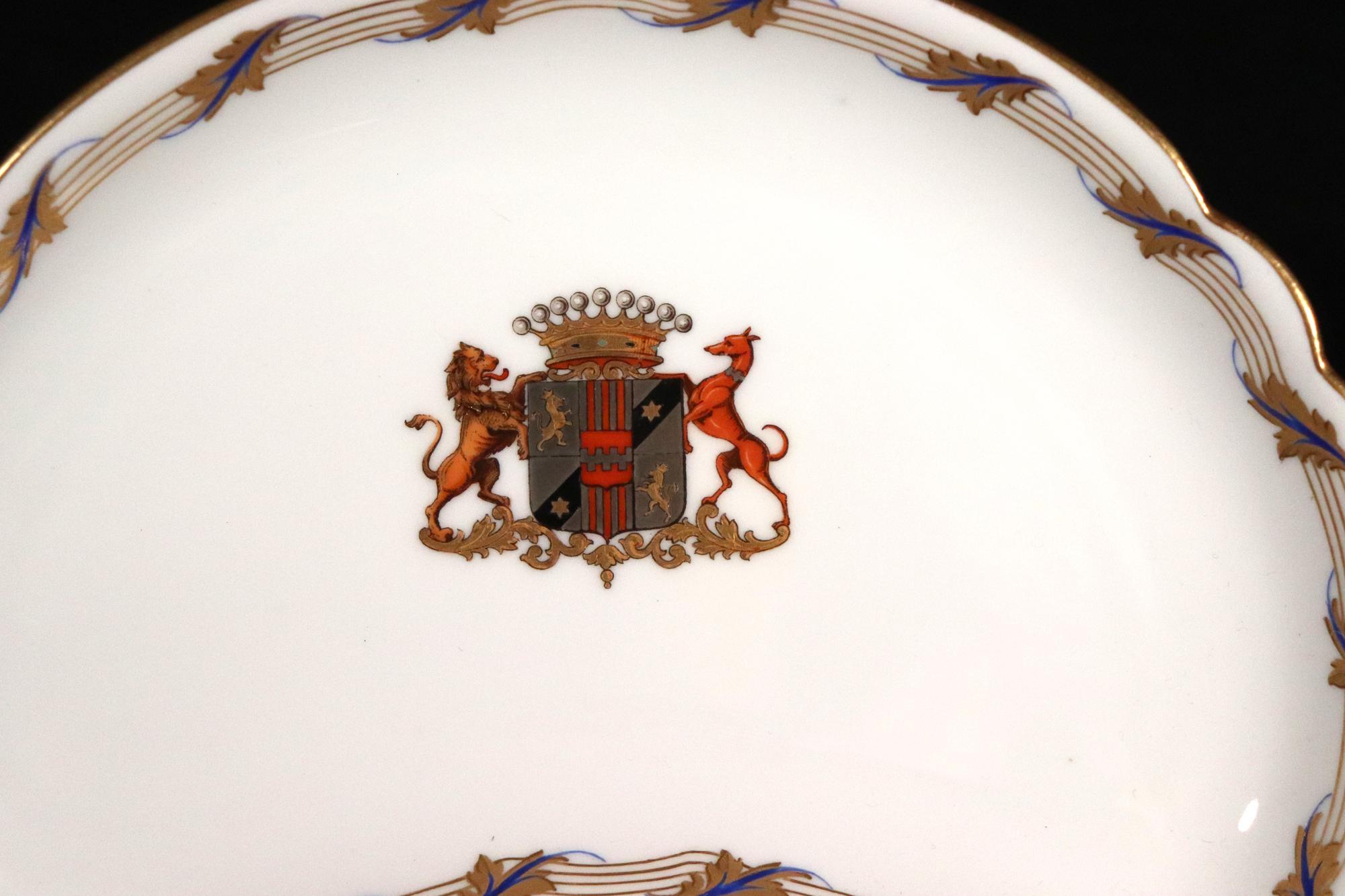 Platos de ensalada demi-lune de porcelana armorial de París-Set de seis en Bueno estado para la venta en Downingtown, PA
