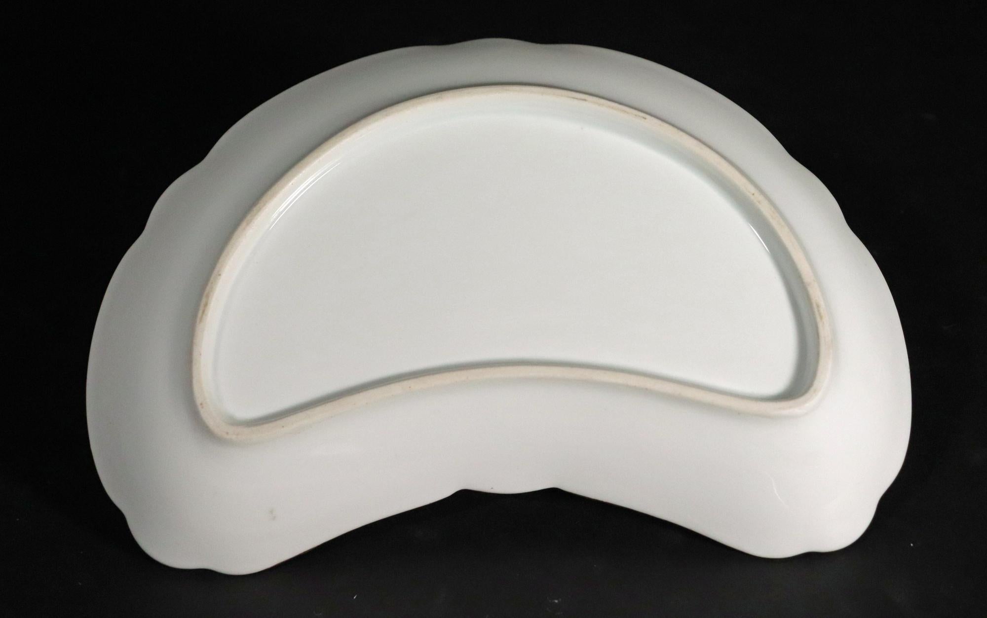 Platos de ensalada demi-lune de porcelana armorial de París-Set de seis principios del siglo XIX en venta
