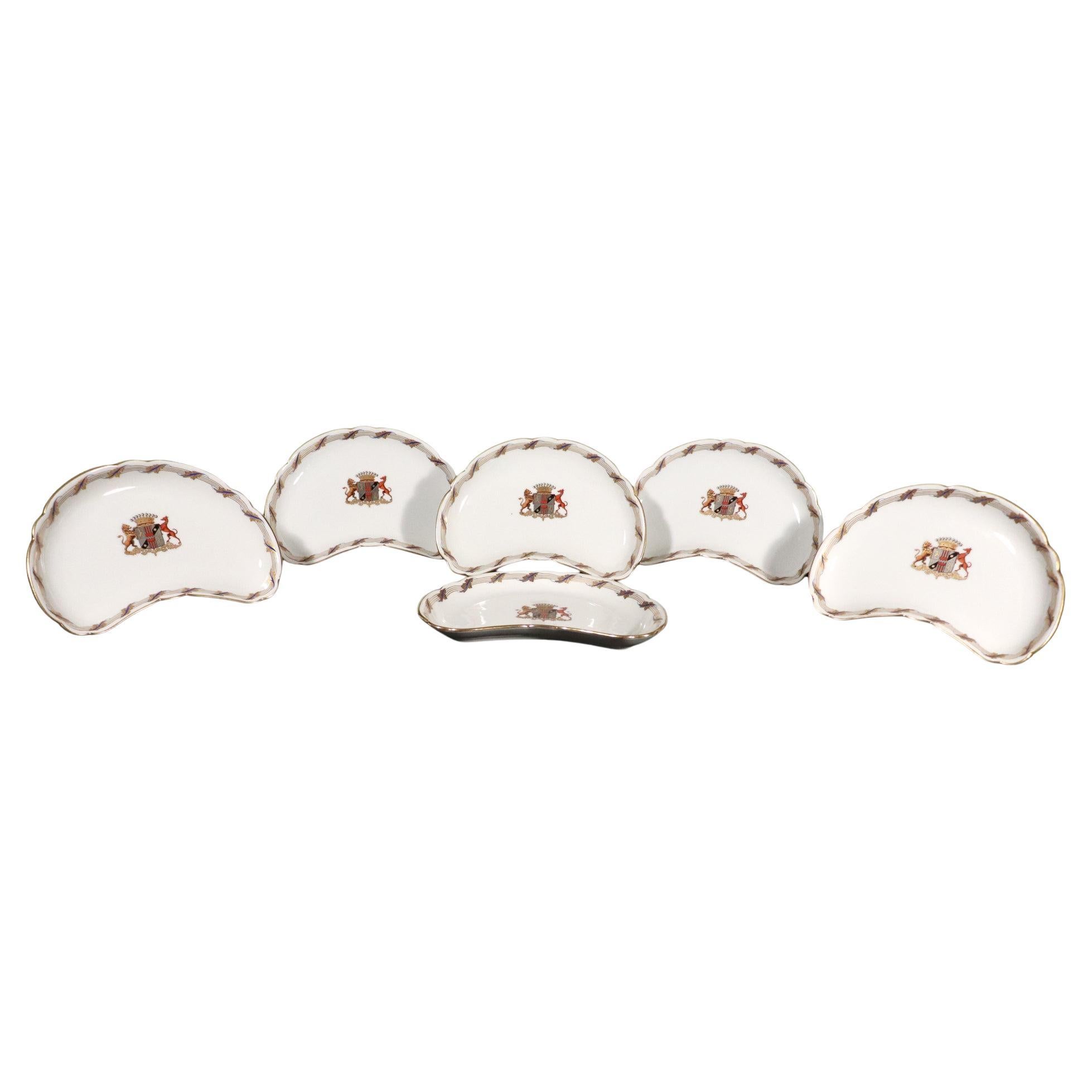 Platos de ensalada demi-lune de porcelana armorial de París-Set de seis en venta