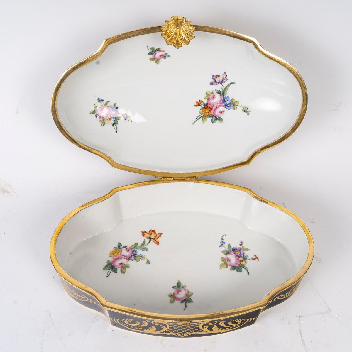 Paris Porcelain Box, Signed Frogier, Napoleon III Period. In Good Condition For Sale In Saint-Ouen, FR