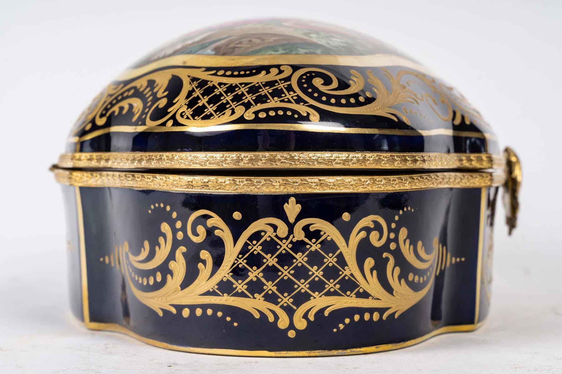 Paris Porcelain Box, Signed Frogier, Napoleon III Period. For Sale 1