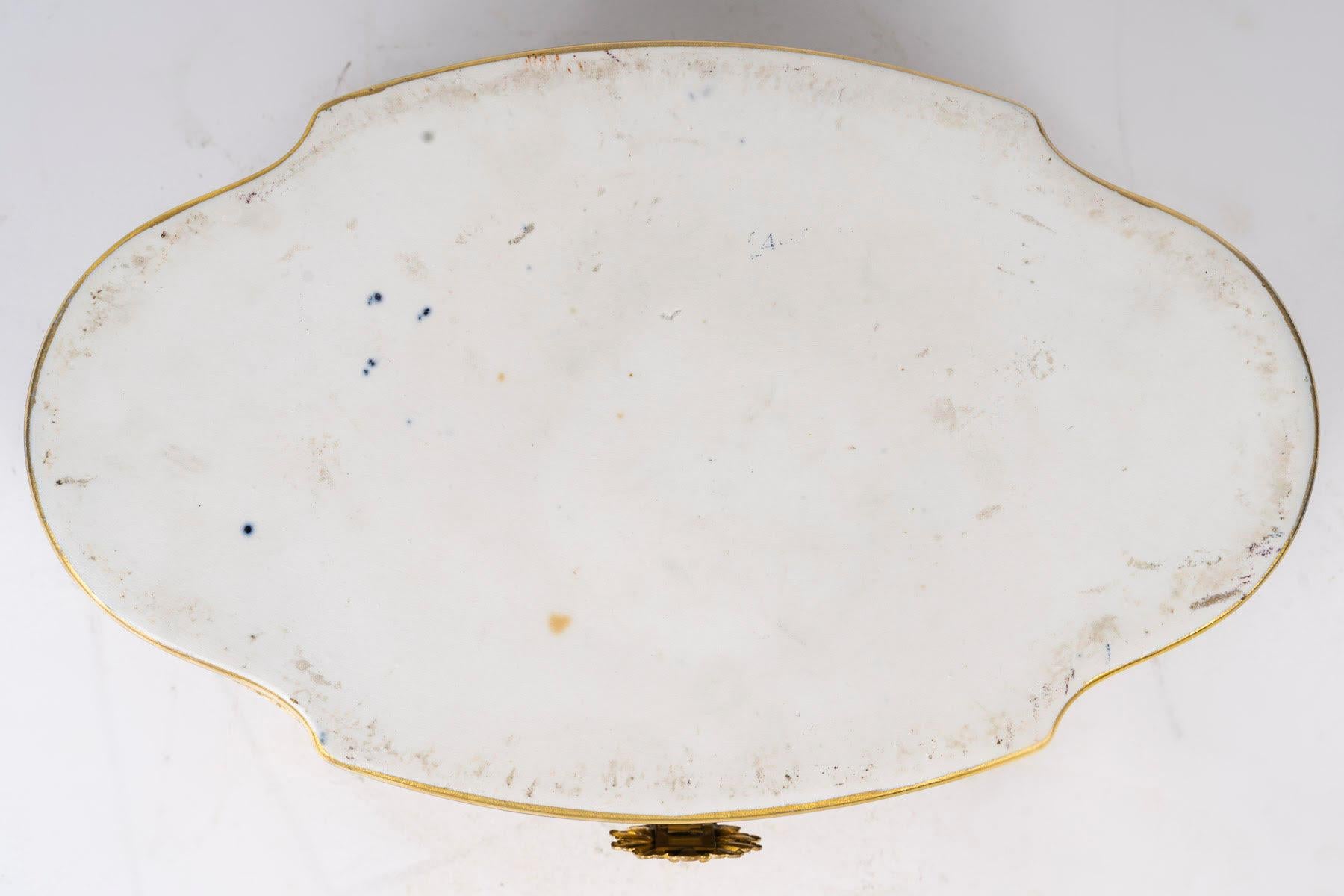 Paris Porcelain Box, Signed Frogier, Napoleon III Period. For Sale 3