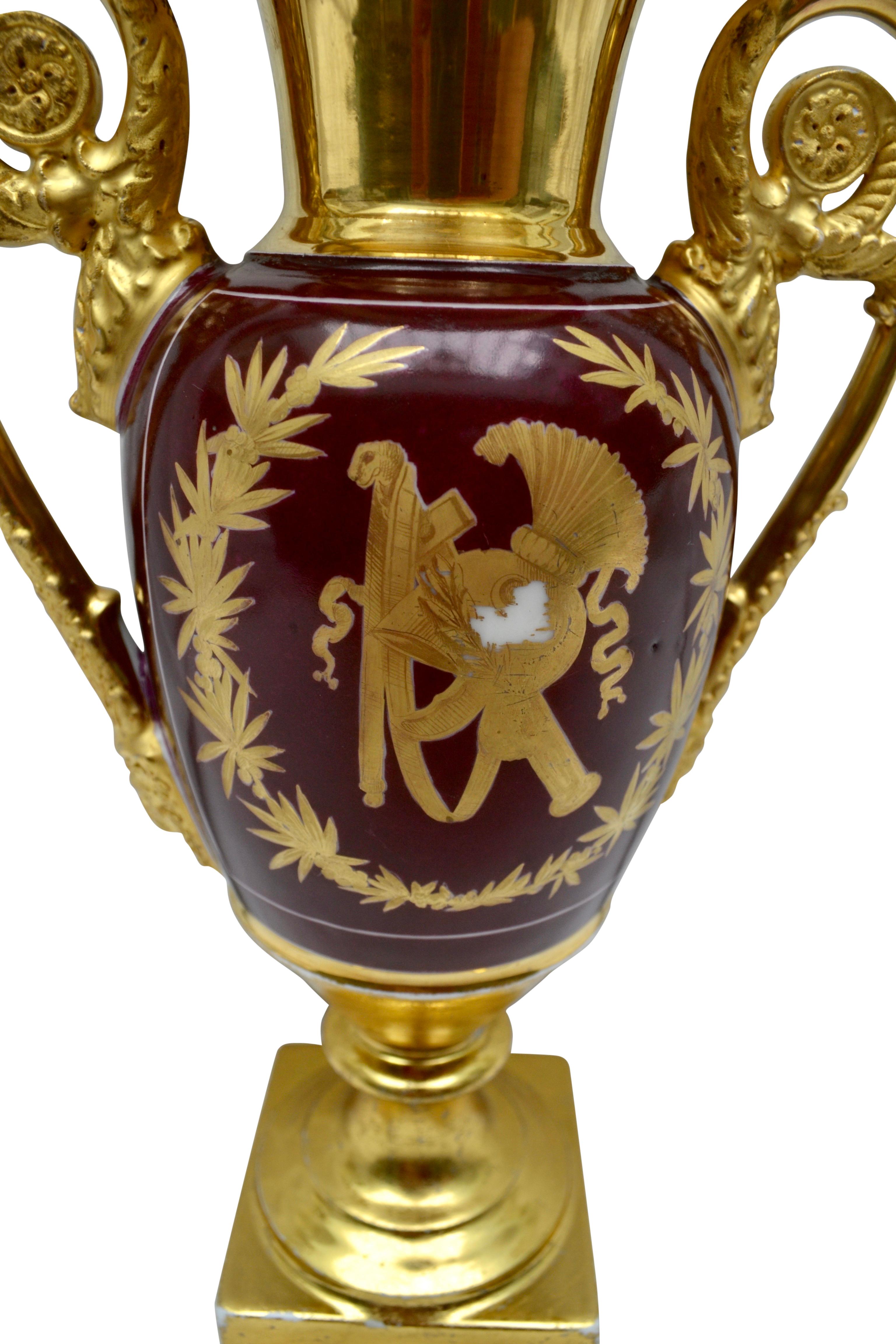 Vase camée en porcelaine de Paris attribué à Nast Bon état - En vente à Vancouver, British Columbia