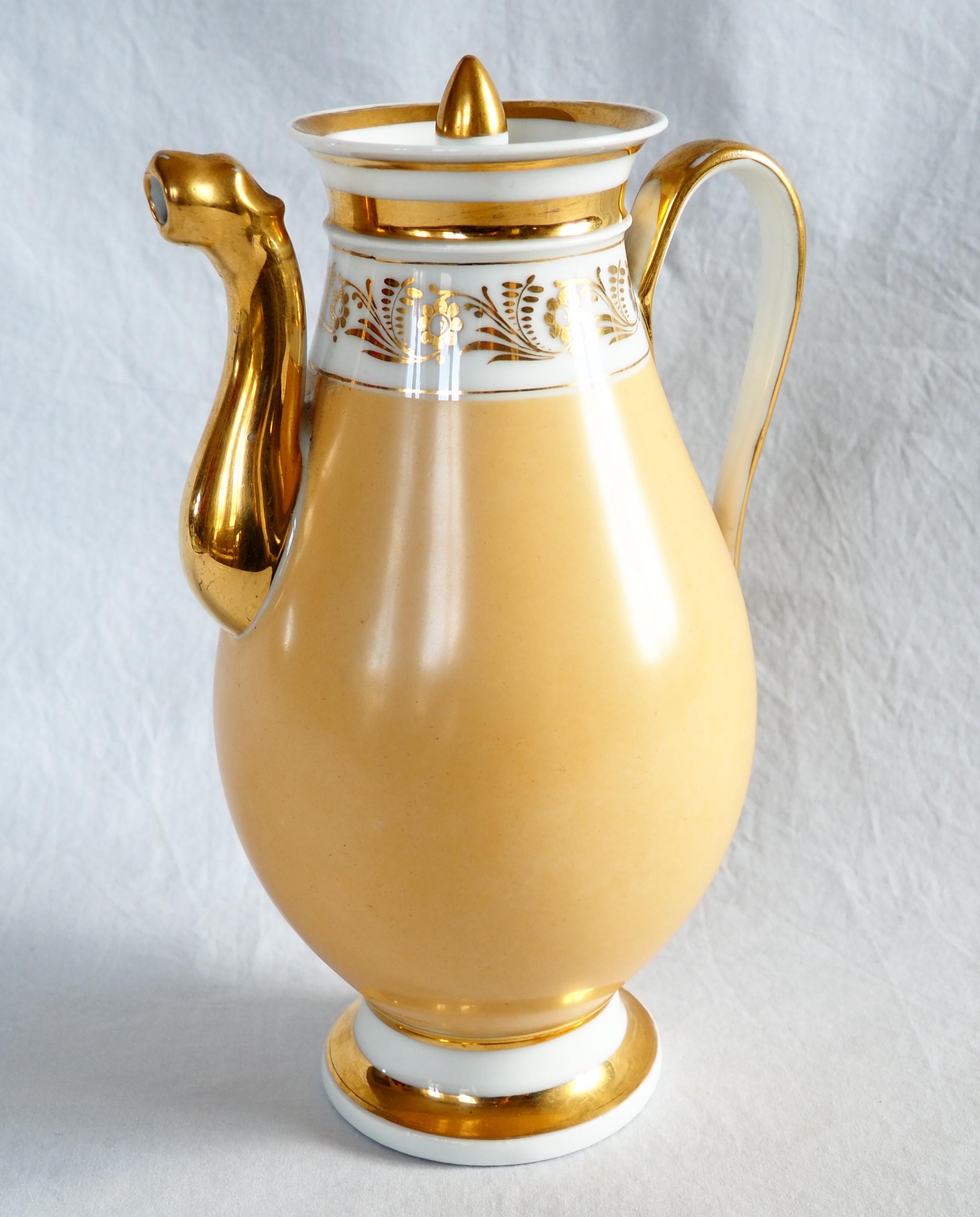 Pariser Porzellan-Kaffeekanne, 19. Jahrhundert, um 1820 (Restauration) im Angebot