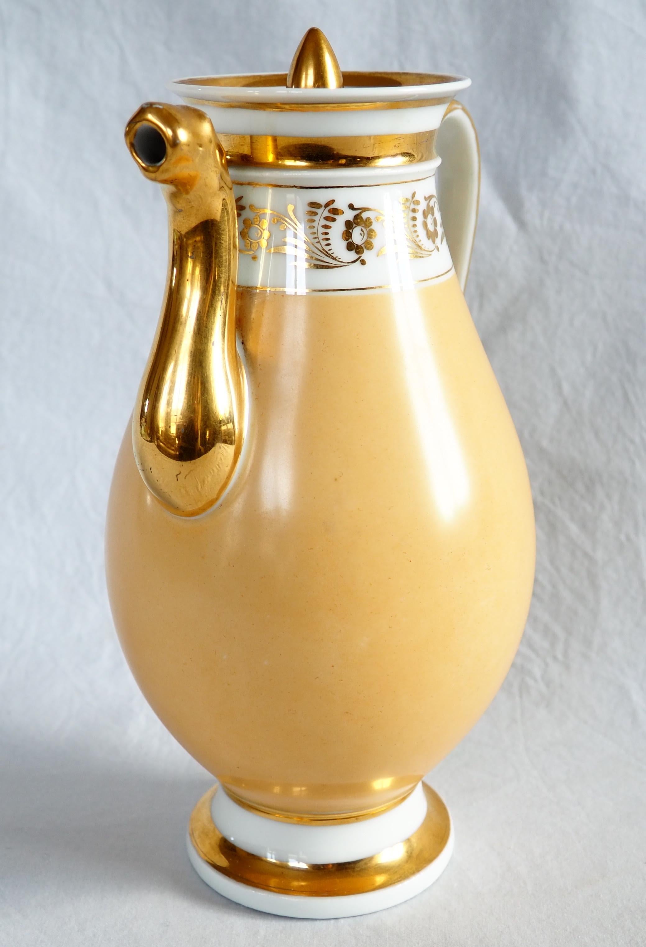 Pariser Porzellan-Kaffeekanne, 19. Jahrhundert, um 1820 (Französisch) im Angebot