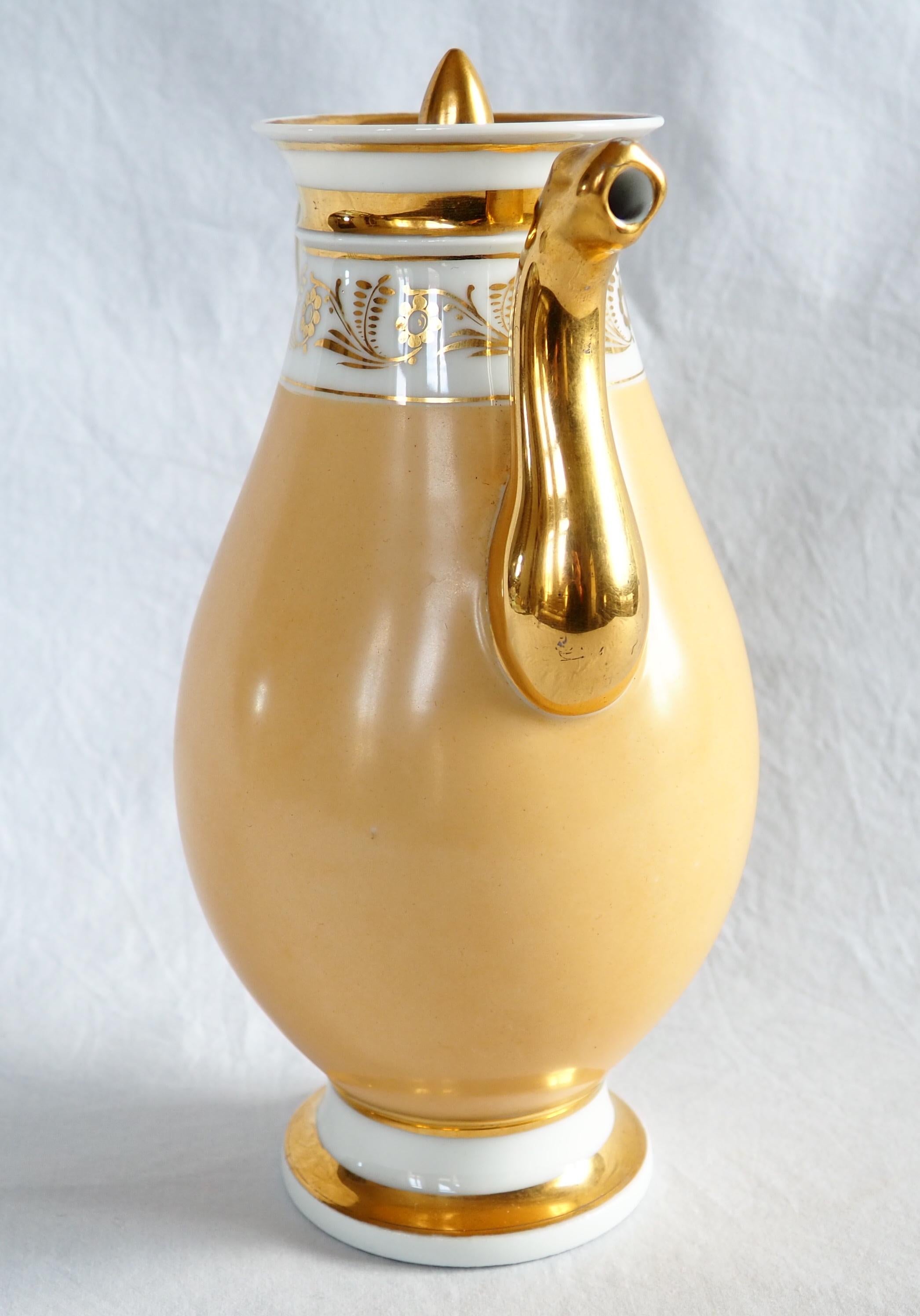 Pariser Porzellan-Kaffeekanne, 19. Jahrhundert, um 1820 (Vergoldet) im Angebot
