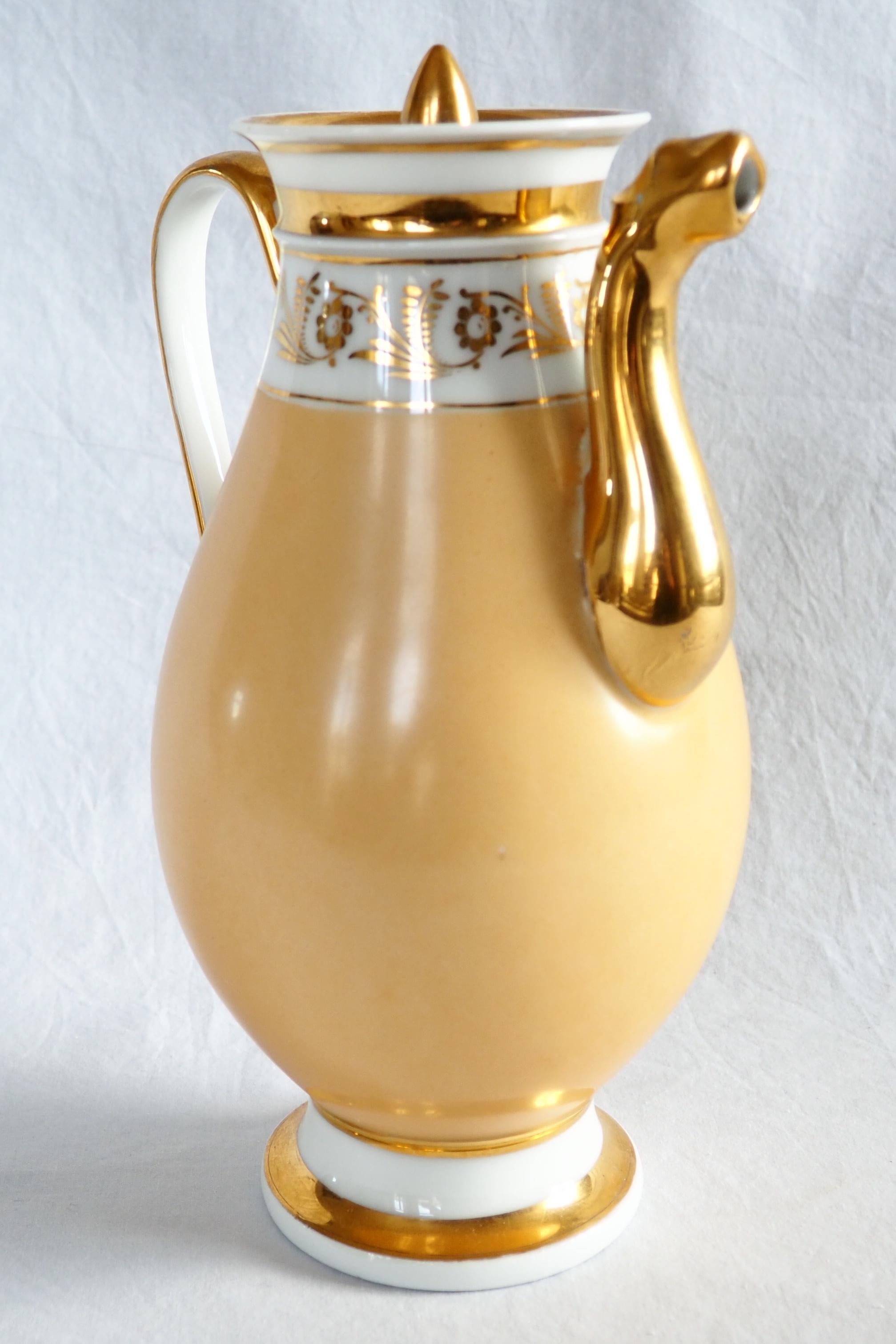 Pariser Porzellan-Kaffeekanne, 19. Jahrhundert, um 1820 im Zustand „Gut“ im Angebot in GRENOBLE, FR