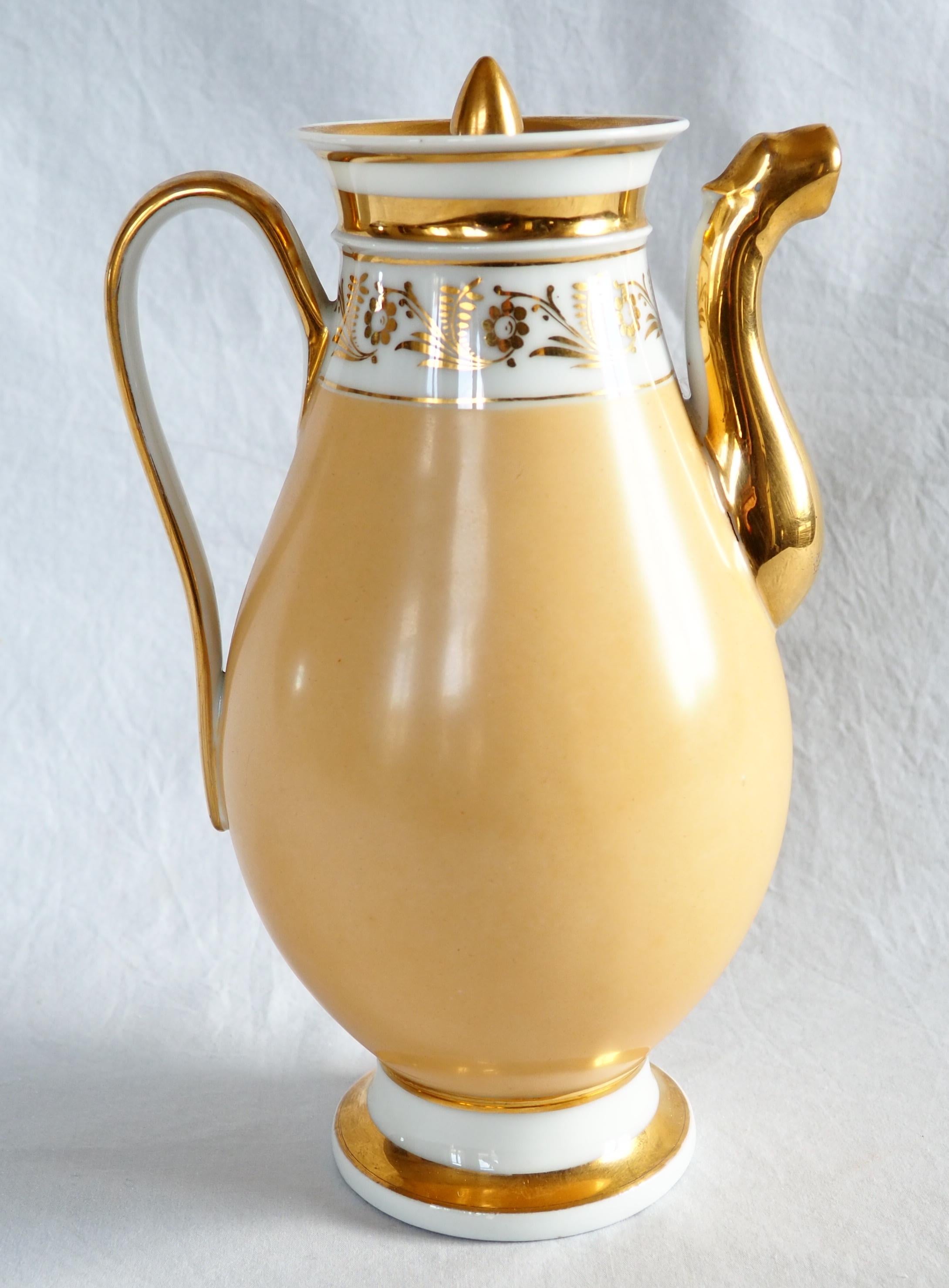 Pariser Porzellan-Kaffeekanne, 19. Jahrhundert, um 1820 im Angebot 1